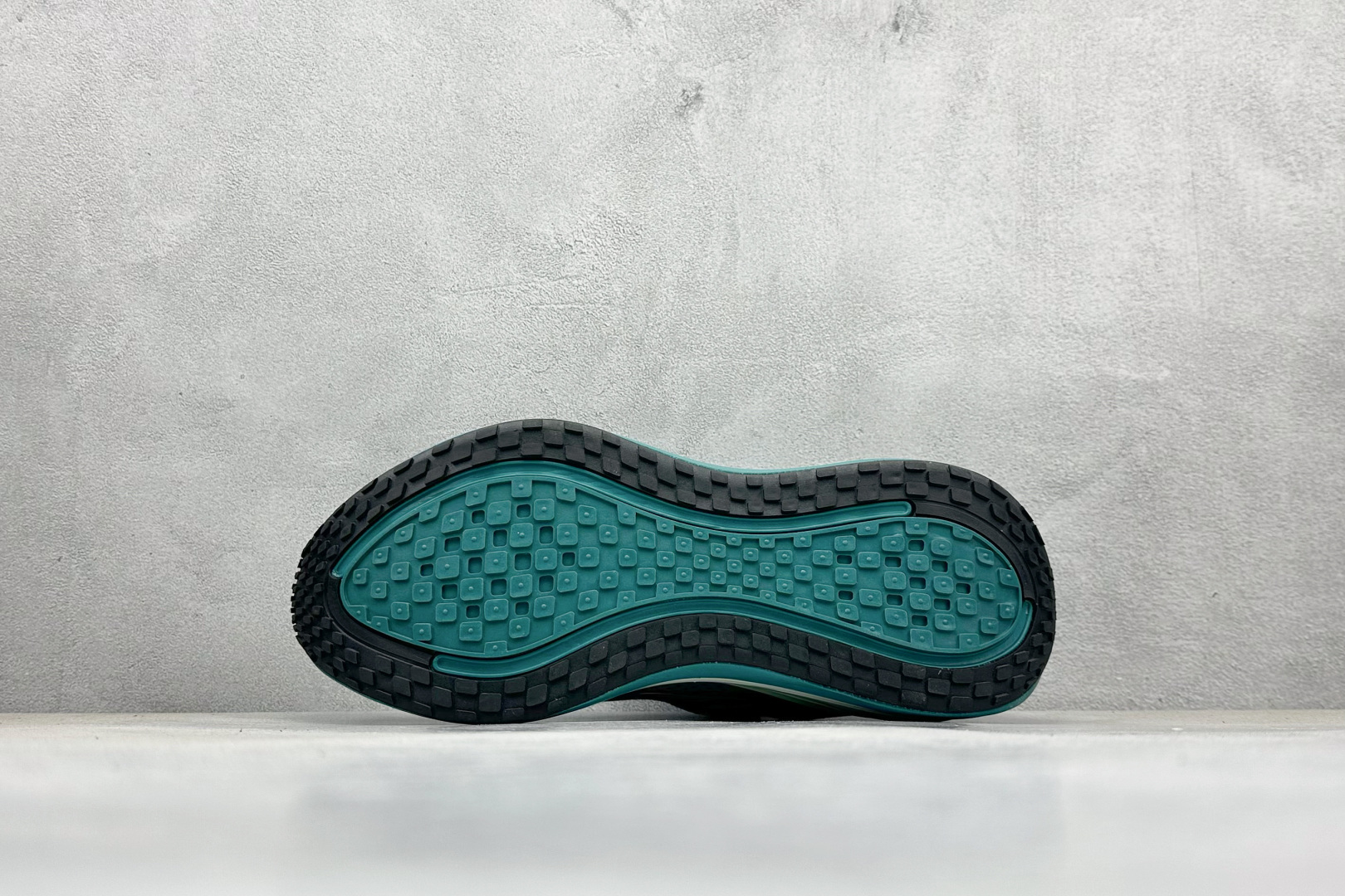 180 Nike Air Zoom Vomero PLUS 全新科技提前原鞋开发 运动跑鞋 HV8154-001