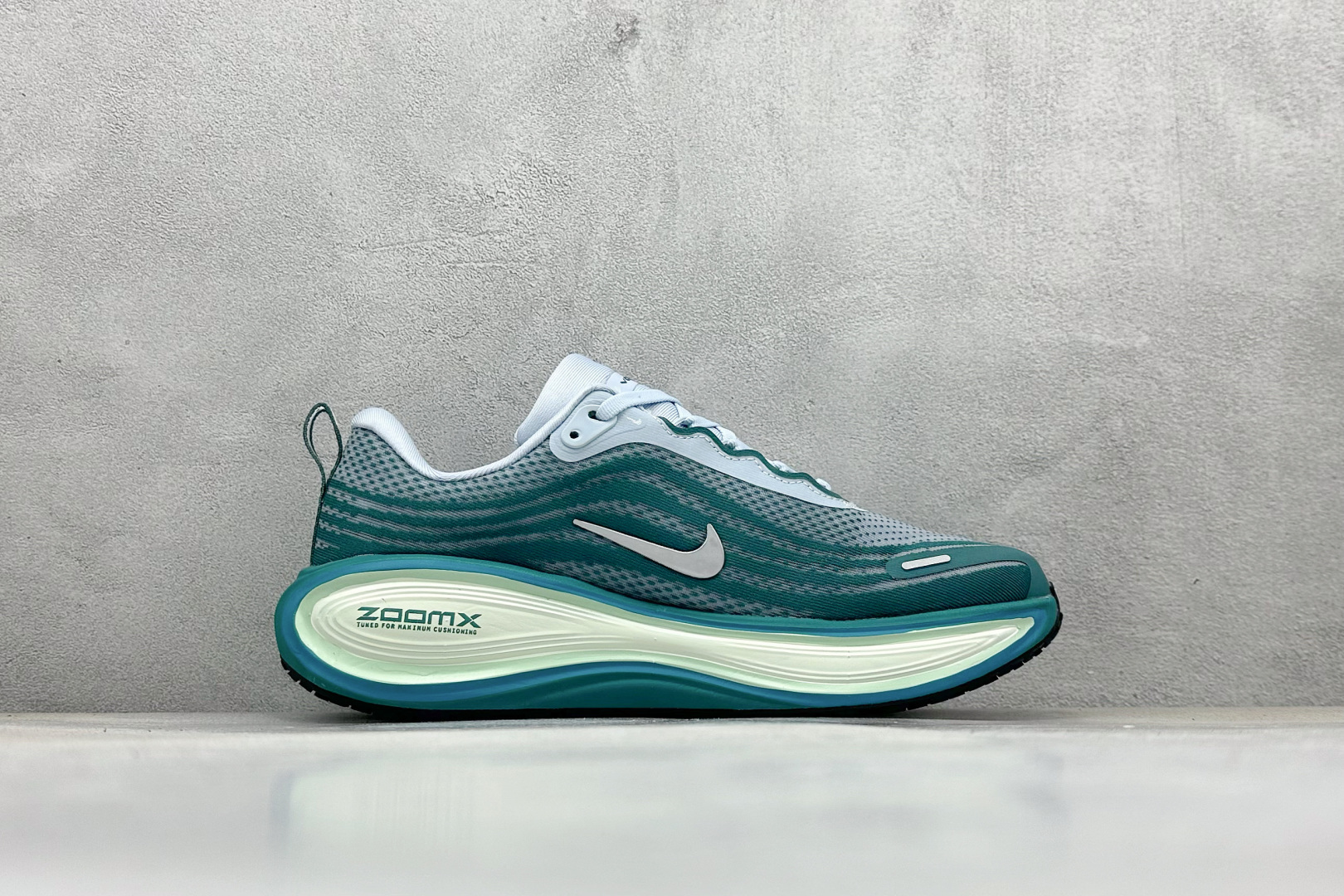 180 Nike Air Zoom Vomero PLUS 全新科技提前原鞋开发 运动跑鞋 HV8154-001