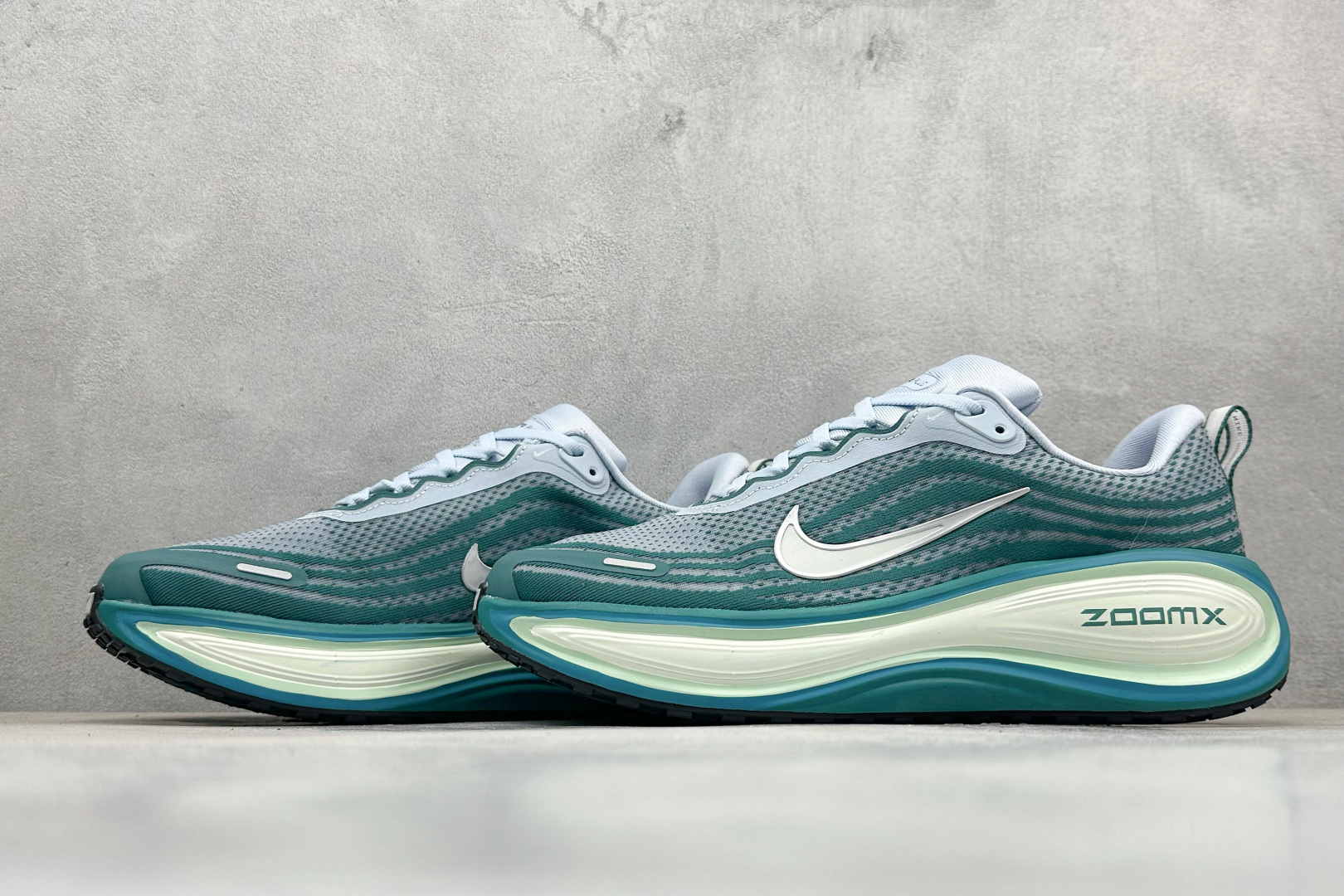 180 Nike Air Zoom Vomero PLUS 全新科技提前原鞋开发 运动跑鞋 HV8154-001