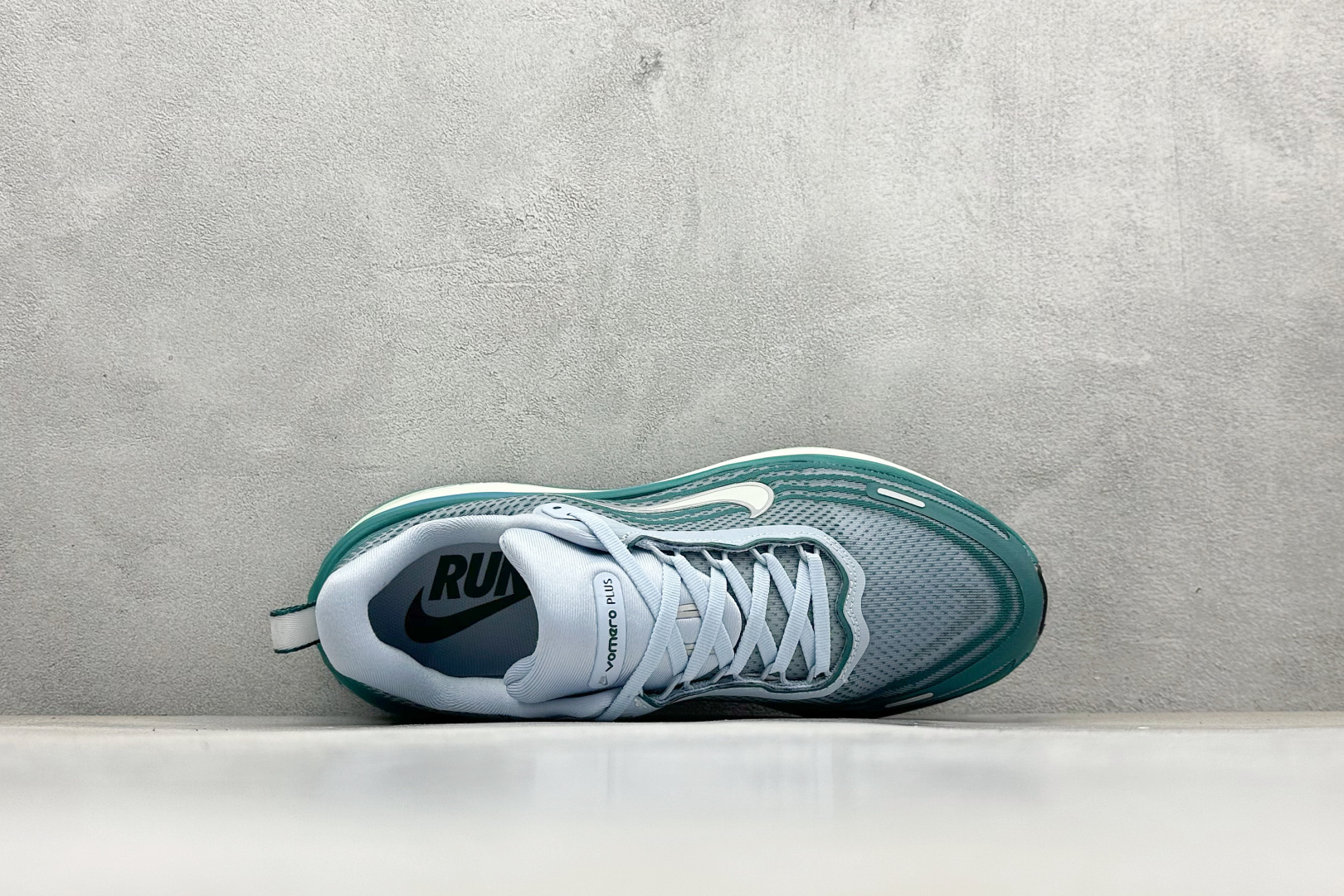 180 Nike Air Zoom Vomero PLUS 全新科技提前原鞋开发 运动跑鞋 HV8154-001