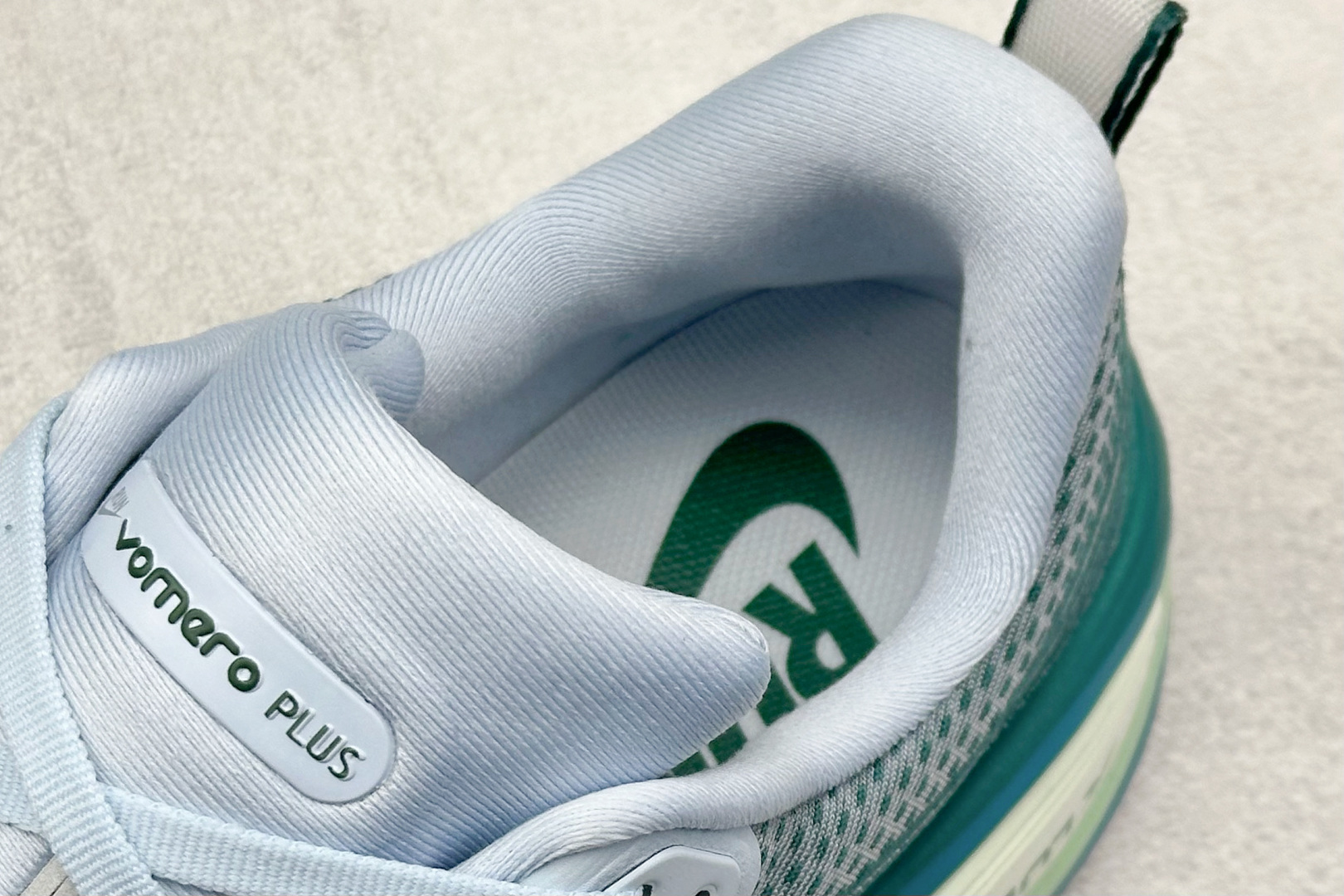 180 Nike Air Zoom Vomero PLUS 全新科技提前原鞋开发 运动跑鞋 HV8154-001