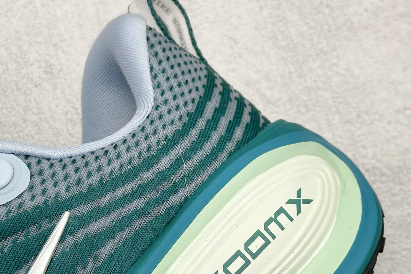 180 Nike Air Zoom Vomero PLUS 全新科技提前原鞋开发 运动跑鞋 HV8154-001