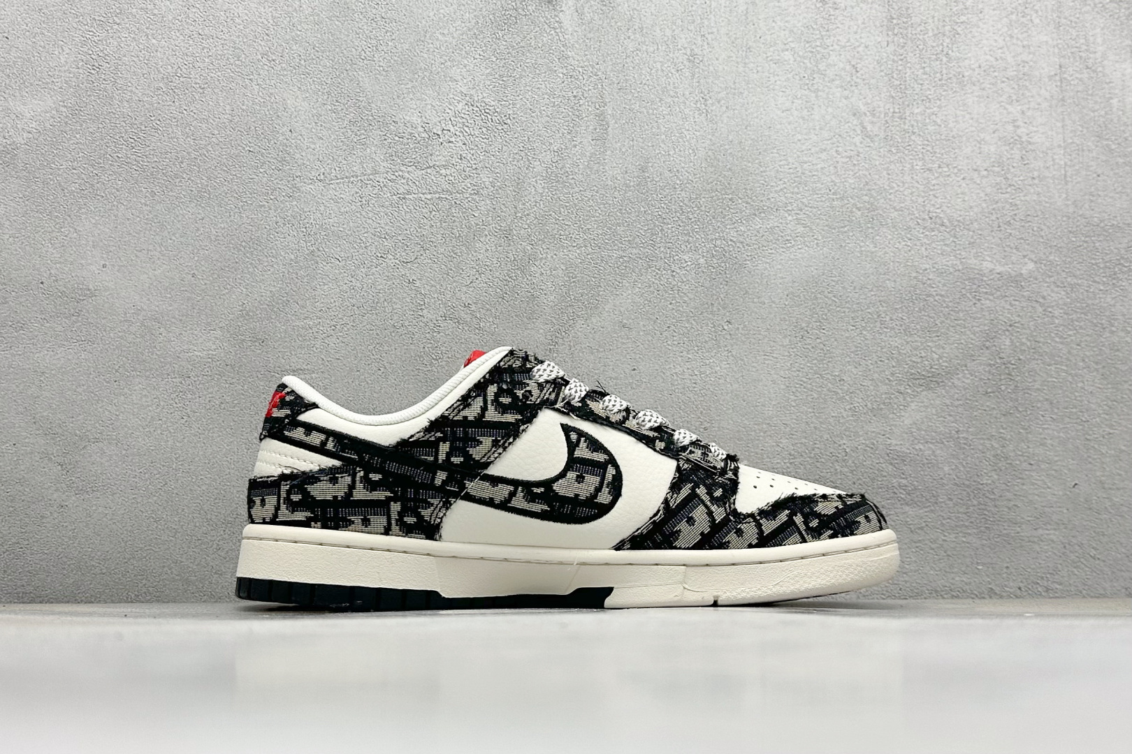 200 Dior x Nike SB Dunk Low 迪奥联名-黑白字母印花 SJ2558-015-Chinese  UA Cheap High Quatity Brand  Clothes Bags handbags Sneakers wholesale wholesaler seller from China Factory suppliers Fashion Clothing  Shoes best Quality Beautiful Price  200 Dior x Nike SB Dunk Low 迪奥联名-黑白字母印花 SJ2558-015