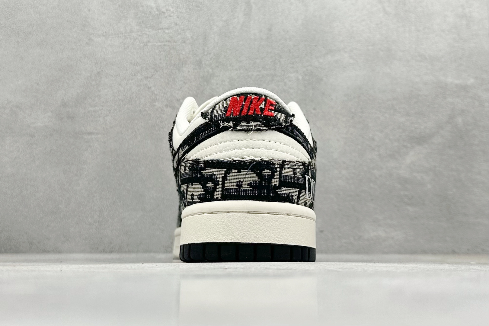 200 Dior x Nike SB Dunk Low 迪奥联名-黑白字母印花 SJ2558-015-Chinese  UA Cheap High Quatity Brand  Clothes Bags handbags Sneakers wholesale wholesaler seller from China Factory suppliers Fashion Clothing  Shoes best Quality Beautiful Price  200 Dior x Nike SB Dunk Low 迪奥联名-黑白字母印花 SJ2558-015