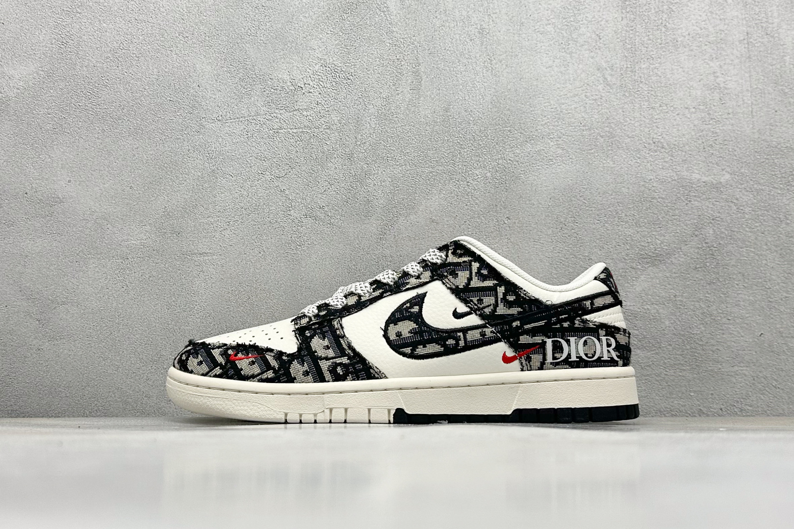 200 Dior x Nike SB Dunk Low 迪奥联名-黑白字母印花 SJ2558-015-Chinese  UA Cheap High Quatity Brand  Clothes Bags handbags Sneakers wholesale wholesaler seller from China Factory suppliers Fashion Clothing  Shoes best Quality Beautiful Price  200 Dior x Nike SB Dunk Low 迪奥联名-黑白字母印花 SJ2558-015