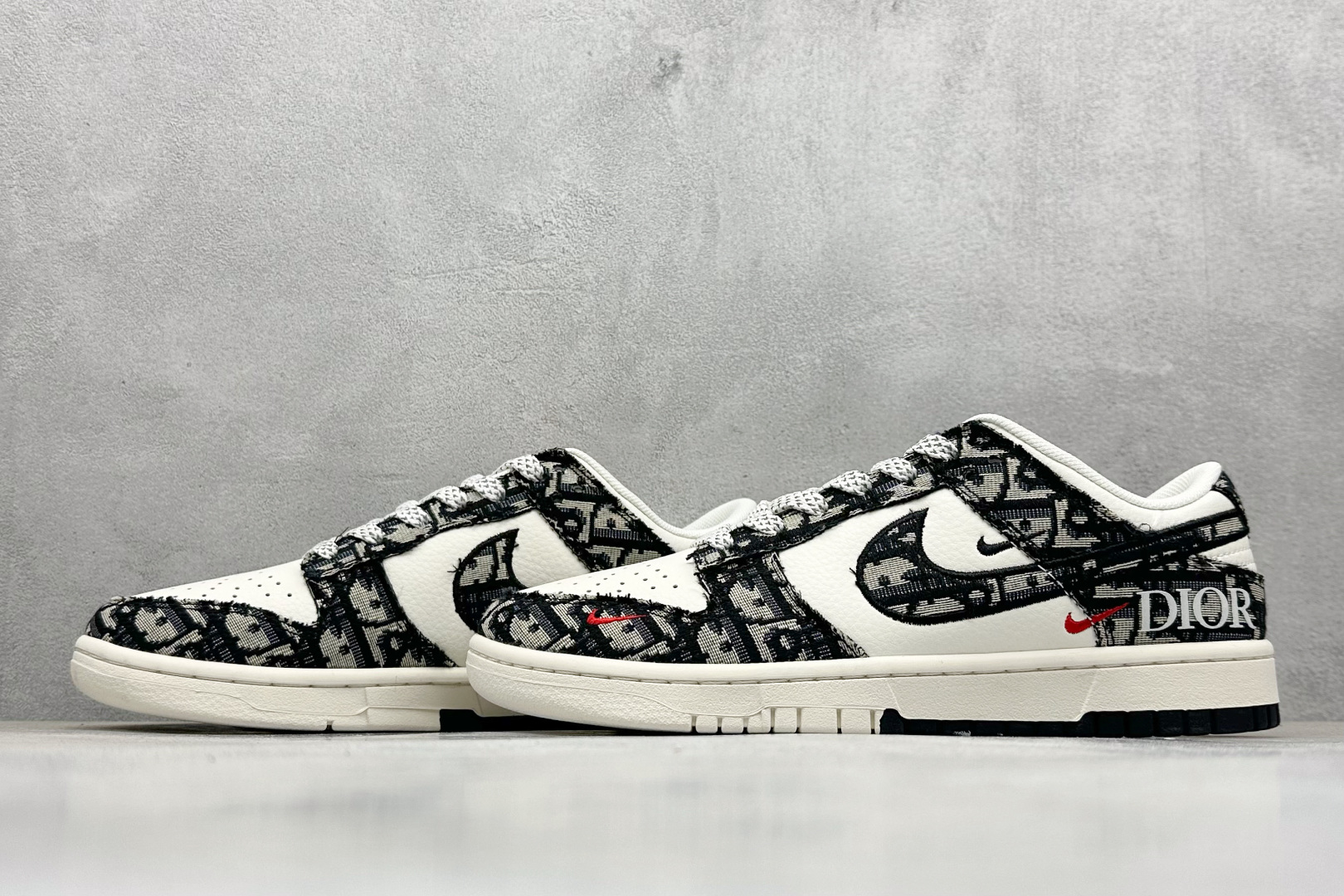 200 Dior x Nike SB Dunk Low 迪奥联名-黑白字母印花 SJ2558-015-Chinese  UA Cheap High Quatity Brand  Clothes Bags handbags Sneakers wholesale wholesaler seller from China Factory suppliers Fashion Clothing  Shoes best Quality Beautiful Price  200 Dior x Nike SB Dunk Low 迪奥联名-黑白字母印花 SJ2558-015