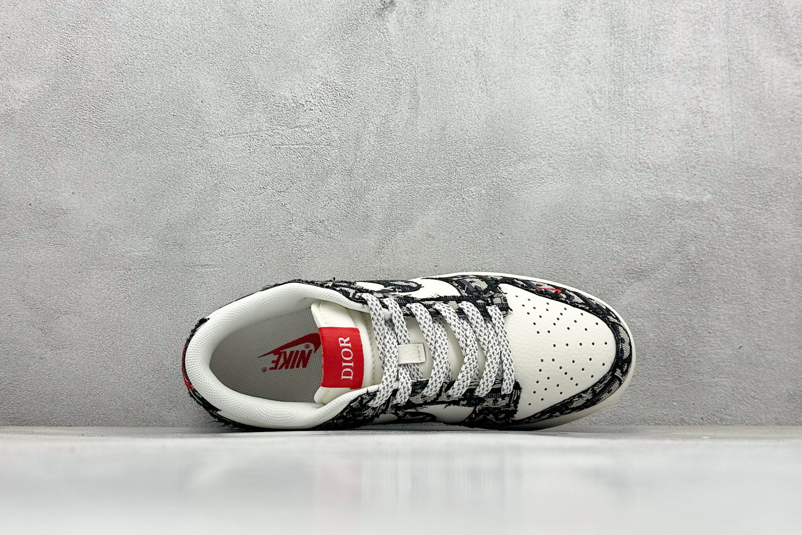200 Dior x Nike SB Dunk Low 迪奥联名-黑白字母印花 SJ2558-015-Chinese  UA Cheap High Quatity Brand  Clothes Bags handbags Sneakers wholesale wholesaler seller from China Factory suppliers Fashion Clothing  Shoes best Quality Beautiful Price  200 Dior x Nike SB Dunk Low 迪奥联名-黑白字母印花 SJ2558-015