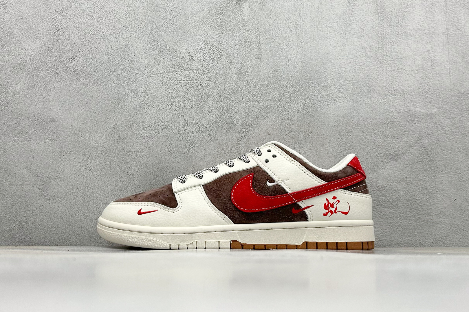 200 Nike SB Dunk Low 蛇年限定 白棕红三小钩 SJ2558-017-Chinese  UA Cheap High Quatity Brand  Clothes Bags handbags Sneakers wholesale wholesaler seller from China Factory suppliers Fashion Clothing  Shoes best Quality Beautiful Price  200 Nike SB Dunk Low 蛇年限定 白棕红三小钩 SJ2558-017