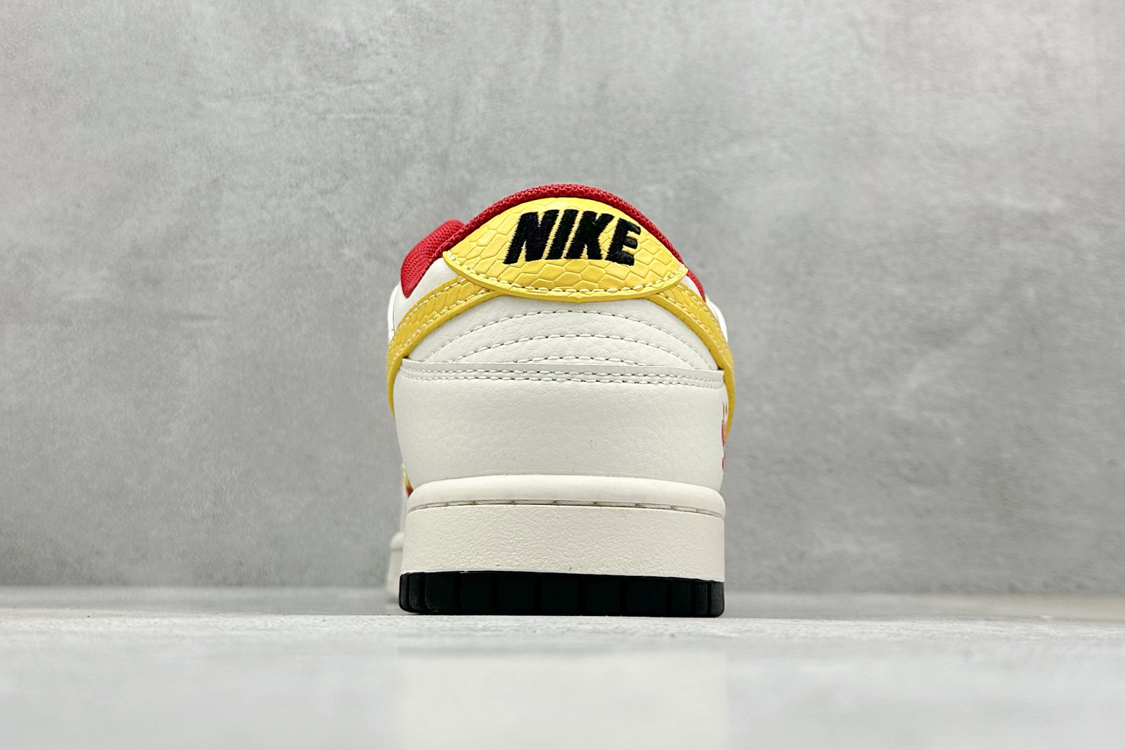 200 Nike SB Dunk Low 蛇年限定 白红金三小钩 SJ2558-016