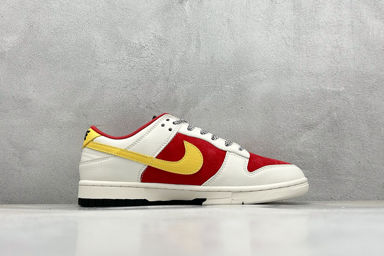 200 Nike SB Dunk Low 蛇年限定 白红金三小钩 SJ2558-016