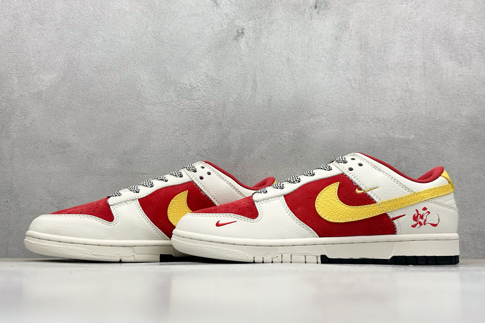200 Nike SB Dunk Low 蛇年限定 白红金三小钩 SJ2558-016