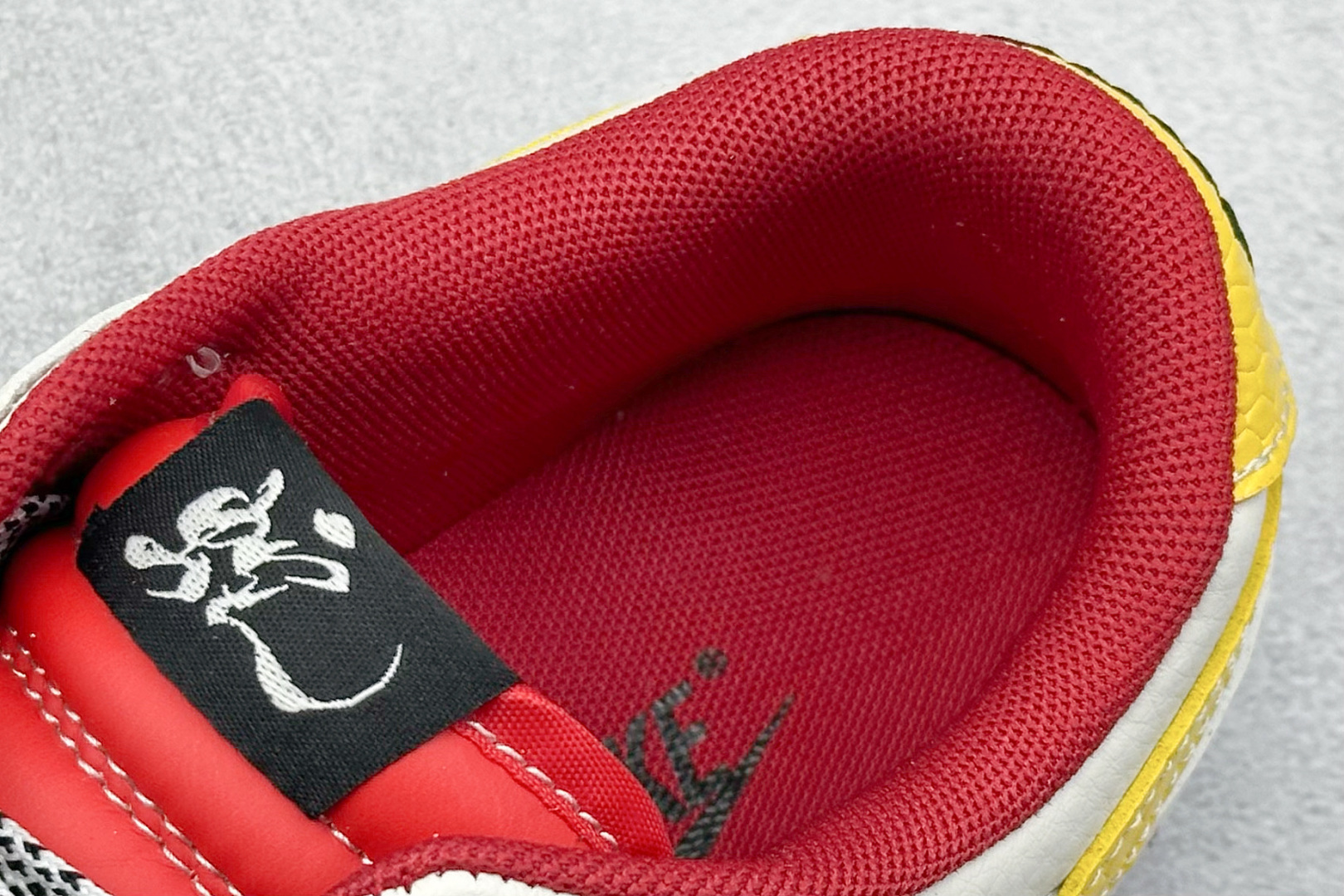 200 Nike SB Dunk Low 蛇年限定 白红金三小钩 SJ2558-016