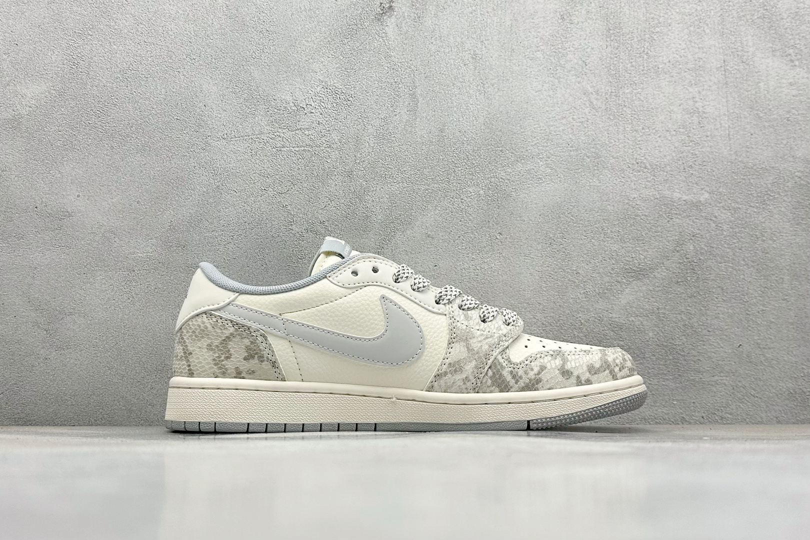 280 XC版Travis Scott x Fragment Design x Air Jordan 1 Low OG SP AJ1 乔1 LV联名 灰蛇纹 低帮文化休闲板鞋 XS7089-620