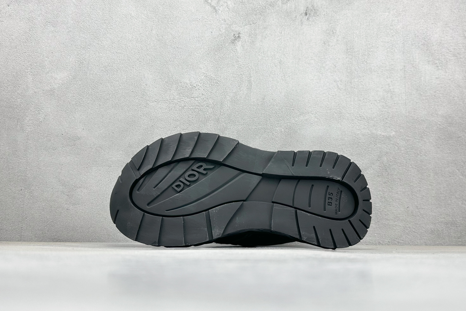 图片[4]-Dior x Kaws迪奥 联名款B35胶囊系列 镂空网面 广东纯原大厂出品 顶级版本 原版购入开发 做货 这款名为B35 NXT 的新款运动鞋，采用了 3D打印技术制成镂空式鞋底，鞋身部分则是十分契合当下审美的老爹鞋样式网面拼接与流畅线条布局，将复古千禧感与现代科技感浑然融为一体；且从当前已曝光的版本来看，这双新鞋款还提供了亮色系、暗色系，以及复古低饱和色系等不同风格配色方案选择，在不同风格造型中都有着十分不俗的兼容性。将前沿科技与复古审美相结合的鞋履新作 配送专柜精美包装 面料： 原版定制进口网面+科技面料 内里：定制进口透气网里 鞋底：原版开模防滑橡胶材质 底厚：6CM 货号： 3SN323ZCY-H968 尺码： 36-46-选品中心