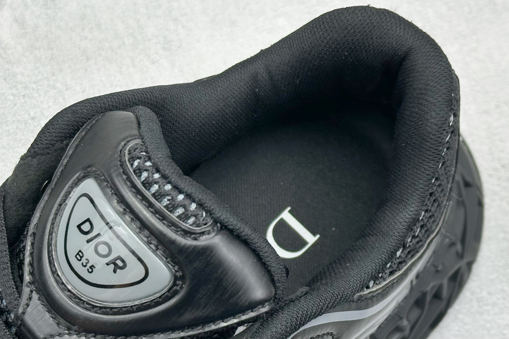 图片[8]-Dior x Kaws迪奥 联名款B35胶囊系列 镂空网面 广东纯原大厂出品 顶级版本 原版购入开发 做货 这款名为B35 NXT 的新款运动鞋，采用了 3D打印技术制成镂空式鞋底，鞋身部分则是十分契合当下审美的老爹鞋样式网面拼接与流畅线条布局，将复古千禧感与现代科技感浑然融为一体；且从当前已曝光的版本来看，这双新鞋款还提供了亮色系、暗色系，以及复古低饱和色系等不同风格配色方案选择，在不同风格造型中都有着十分不俗的兼容性。将前沿科技与复古审美相结合的鞋履新作 配送专柜精美包装 面料： 原版定制进口网面+科技面料 内里：定制进口透气网里 鞋底：原版开模防滑橡胶材质 底厚：6CM 货号： 3SN323ZCY-H968 尺码： 36-46-选品中心