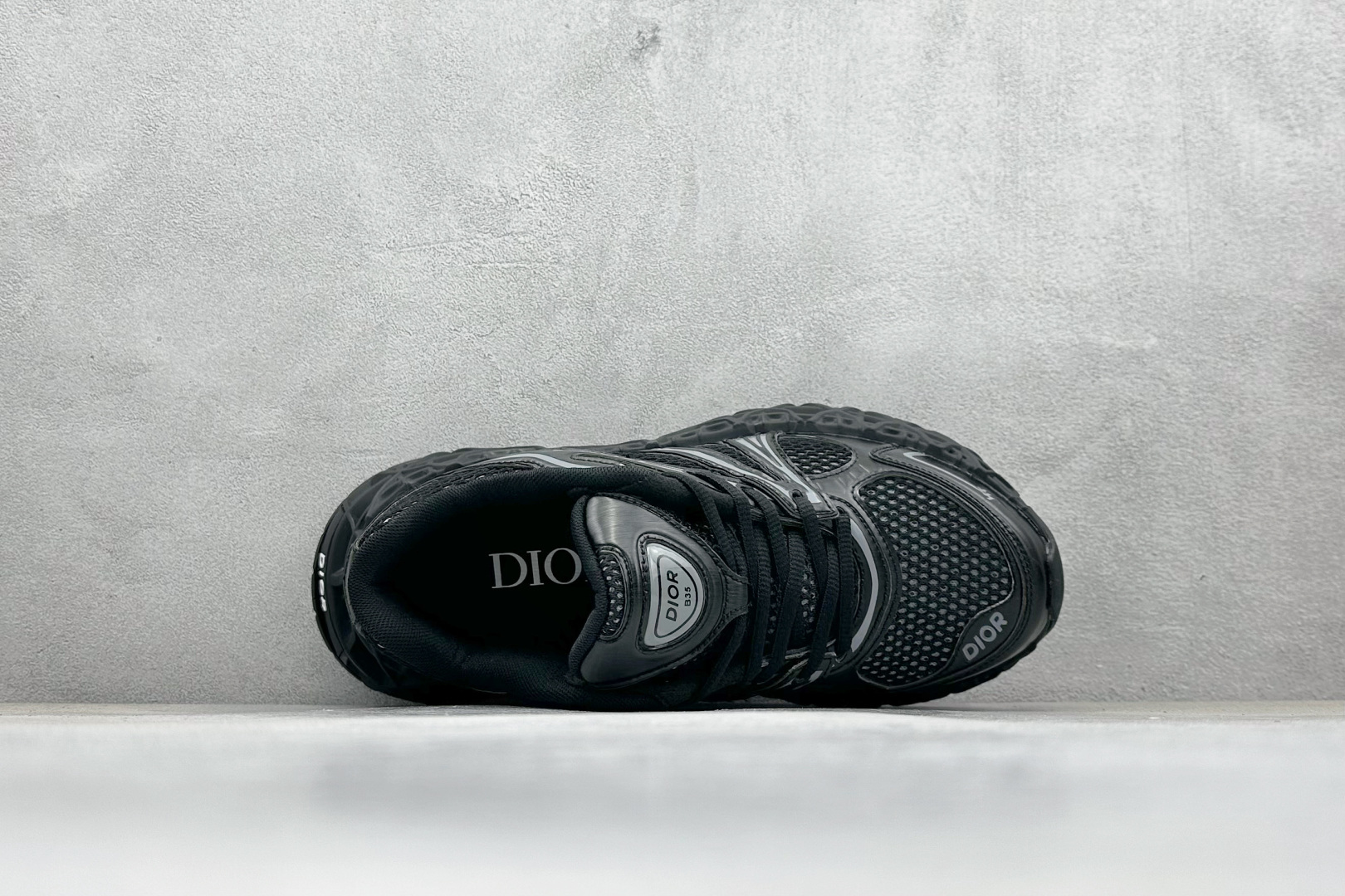 图片[3]-Dior x Kaws迪奥 联名款B35胶囊系列 镂空网面 广东纯原大厂出品 顶级版本 原版购入开发 做货 这款名为B35 NXT 的新款运动鞋，采用了 3D打印技术制成镂空式鞋底，鞋身部分则是十分契合当下审美的老爹鞋样式网面拼接与流畅线条布局，将复古千禧感与现代科技感浑然融为一体；且从当前已曝光的版本来看，这双新鞋款还提供了亮色系、暗色系，以及复古低饱和色系等不同风格配色方案选择，在不同风格造型中都有着十分不俗的兼容性。将前沿科技与复古审美相结合的鞋履新作 配送专柜精美包装 面料： 原版定制进口网面+科技面料 内里：定制进口透气网里 鞋底：原版开模防滑橡胶材质 底厚：6CM 货号： 3SN323ZCY-H968 尺码： 36-46-选品中心