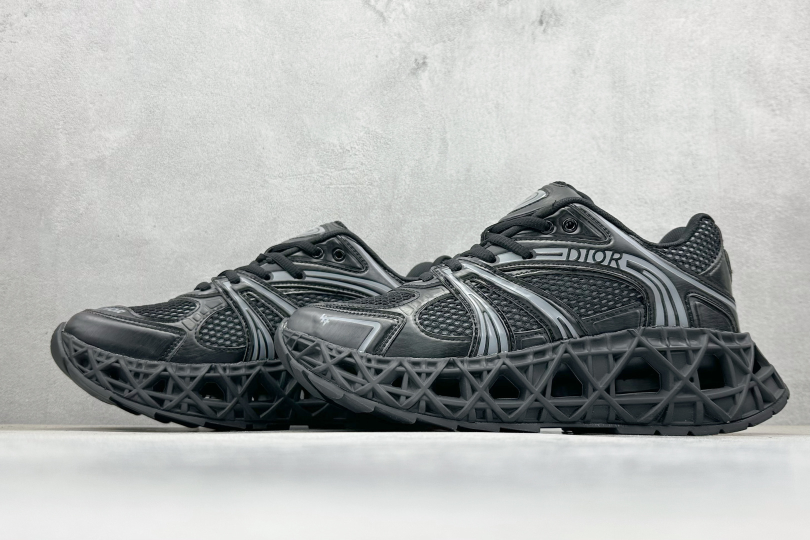 图片[5]-Dior x Kaws迪奥 联名款B35胶囊系列 镂空网面 广东纯原大厂出品 顶级版本 原版购入开发 做货 这款名为B35 NXT 的新款运动鞋，采用了 3D打印技术制成镂空式鞋底，鞋身部分则是十分契合当下审美的老爹鞋样式网面拼接与流畅线条布局，将复古千禧感与现代科技感浑然融为一体；且从当前已曝光的版本来看，这双新鞋款还提供了亮色系、暗色系，以及复古低饱和色系等不同风格配色方案选择，在不同风格造型中都有着十分不俗的兼容性。将前沿科技与复古审美相结合的鞋履新作 配送专柜精美包装 面料： 原版定制进口网面+科技面料 内里：定制进口透气网里 鞋底：原版开模防滑橡胶材质 底厚：6CM 货号： 3SN323ZCY-H968 尺码： 36-46-选品中心