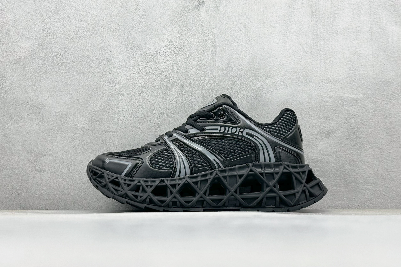 Dior x Kaws迪奥 联名款B35胶囊系列 镂空网面 广东纯原大厂出品 顶级版本 原版购入开发 做货 这款名为B35 NXT 的新款运动鞋，采用了 3D打印技术制成镂空式鞋底，鞋身部分则是十分契合当下审美的老爹鞋样式网面拼接与流畅线条布局，将复古千禧感与现代科技感浑然融为一体；且从当前已曝光的版本来看，这双新鞋款还提供了亮色系、暗色系，以及复古低饱和色系等不同风格配色方案选择，在不同风格造型中都有着十分不俗的兼容性。将前沿科技与复古审美相结合的鞋履新作 配送专柜精美包装 面料： 原版定制进口网面+科技面料 内里：定制进口透气网里 鞋底：原版开模防滑橡胶材质 底厚：6CM 货号： 3SN323ZCY-H968 尺码： 36-46-选品中心