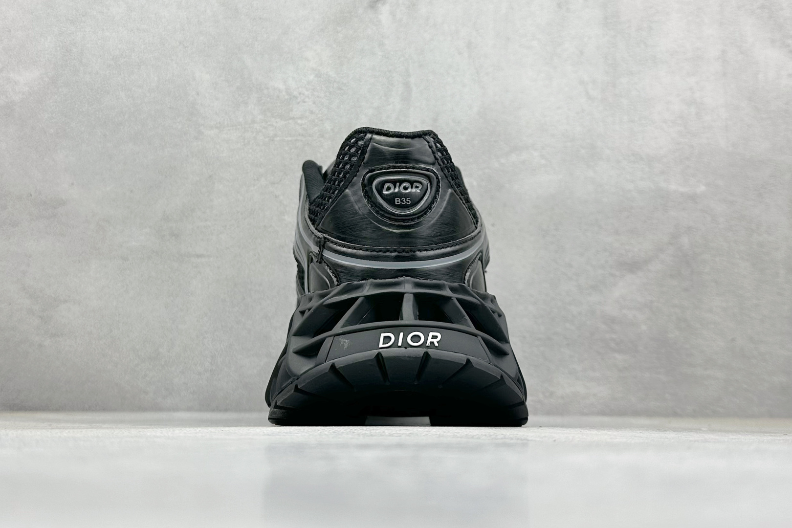 图片[6]-Dior x Kaws迪奥 联名款B35胶囊系列 镂空网面 广东纯原大厂出品 顶级版本 原版购入开发 做货 这款名为B35 NXT 的新款运动鞋，采用了 3D打印技术制成镂空式鞋底，鞋身部分则是十分契合当下审美的老爹鞋样式网面拼接与流畅线条布局，将复古千禧感与现代科技感浑然融为一体；且从当前已曝光的版本来看，这双新鞋款还提供了亮色系、暗色系，以及复古低饱和色系等不同风格配色方案选择，在不同风格造型中都有着十分不俗的兼容性。将前沿科技与复古审美相结合的鞋履新作 配送专柜精美包装 面料： 原版定制进口网面+科技面料 内里：定制进口透气网里 鞋底：原版开模防滑橡胶材质 底厚：6CM 货号： 3SN323ZCY-H968 尺码： 36-46-选品中心