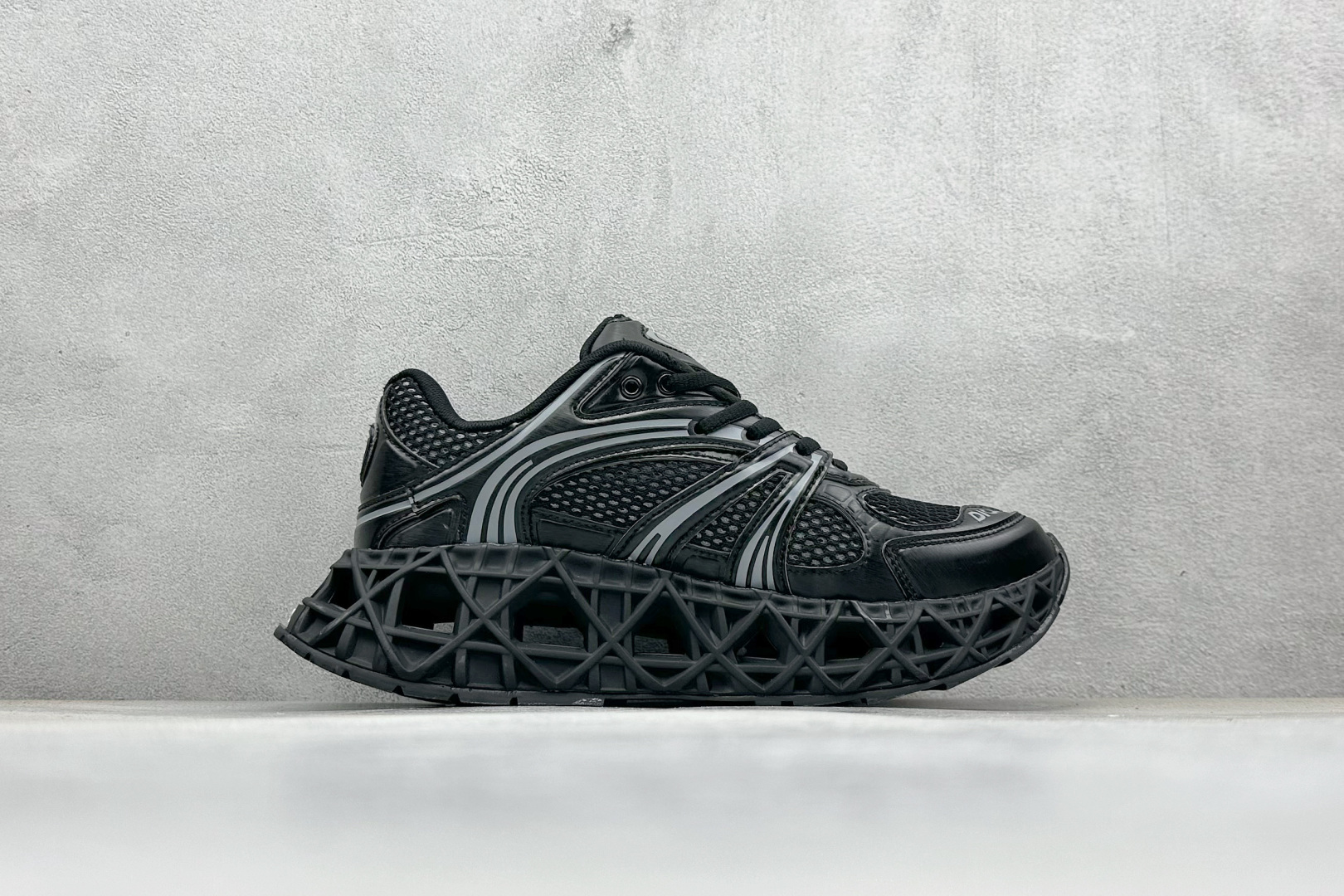 图片[2]-Dior x Kaws迪奥 联名款B35胶囊系列 镂空网面 广东纯原大厂出品 顶级版本 原版购入开发 做货 这款名为B35 NXT 的新款运动鞋，采用了 3D打印技术制成镂空式鞋底，鞋身部分则是十分契合当下审美的老爹鞋样式网面拼接与流畅线条布局，将复古千禧感与现代科技感浑然融为一体；且从当前已曝光的版本来看，这双新鞋款还提供了亮色系、暗色系，以及复古低饱和色系等不同风格配色方案选择，在不同风格造型中都有着十分不俗的兼容性。将前沿科技与复古审美相结合的鞋履新作 配送专柜精美包装 面料： 原版定制进口网面+科技面料 内里：定制进口透气网里 鞋底：原版开模防滑橡胶材质 底厚：6CM 货号： 3SN323ZCY-H968 尺码： 36-46-选品中心