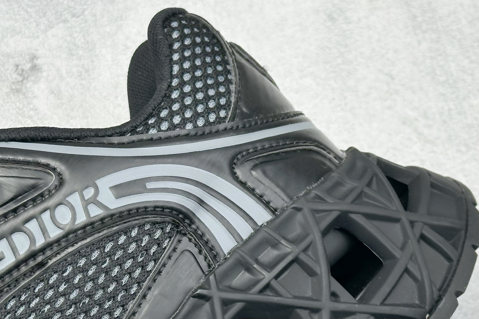 图片[9]-Dior x Kaws迪奥 联名款B35胶囊系列 镂空网面 广东纯原大厂出品 顶级版本 原版购入开发 做货 这款名为B35 NXT 的新款运动鞋，采用了 3D打印技术制成镂空式鞋底，鞋身部分则是十分契合当下审美的老爹鞋样式网面拼接与流畅线条布局，将复古千禧感与现代科技感浑然融为一体；且从当前已曝光的版本来看，这双新鞋款还提供了亮色系、暗色系，以及复古低饱和色系等不同风格配色方案选择，在不同风格造型中都有着十分不俗的兼容性。将前沿科技与复古审美相结合的鞋履新作 配送专柜精美包装 面料： 原版定制进口网面+科技面料 内里：定制进口透气网里 鞋底：原版开模防滑橡胶材质 底厚：6CM 货号： 3SN323ZCY-H968 尺码： 36-46-选品中心