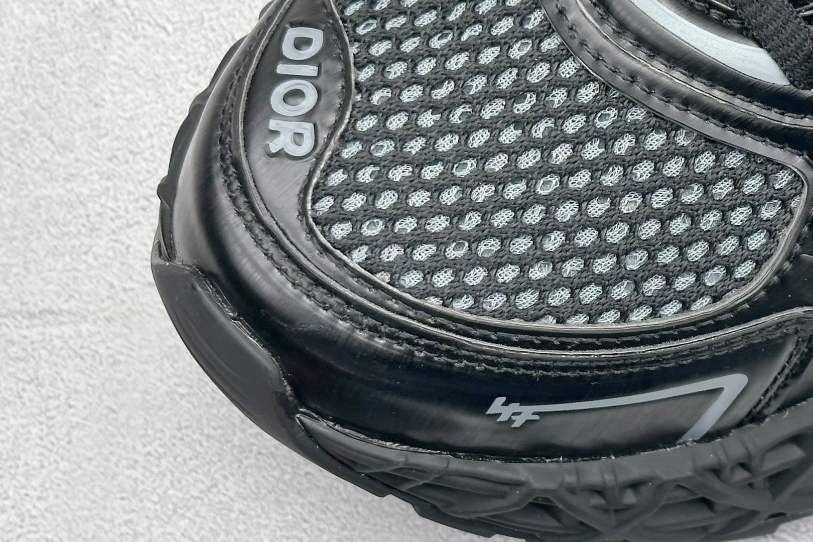 图片[7]-Dior x Kaws迪奥 联名款B35胶囊系列 镂空网面 广东纯原大厂出品 顶级版本 原版购入开发 做货 这款名为B35 NXT 的新款运动鞋，采用了 3D打印技术制成镂空式鞋底，鞋身部分则是十分契合当下审美的老爹鞋样式网面拼接与流畅线条布局，将复古千禧感与现代科技感浑然融为一体；且从当前已曝光的版本来看，这双新鞋款还提供了亮色系、暗色系，以及复古低饱和色系等不同风格配色方案选择，在不同风格造型中都有着十分不俗的兼容性。将前沿科技与复古审美相结合的鞋履新作 配送专柜精美包装 面料： 原版定制进口网面+科技面料 内里：定制进口透气网里 鞋底：原版开模防滑橡胶材质 底厚：6CM 货号： 3SN323ZCY-H968 尺码： 36-46-选品中心