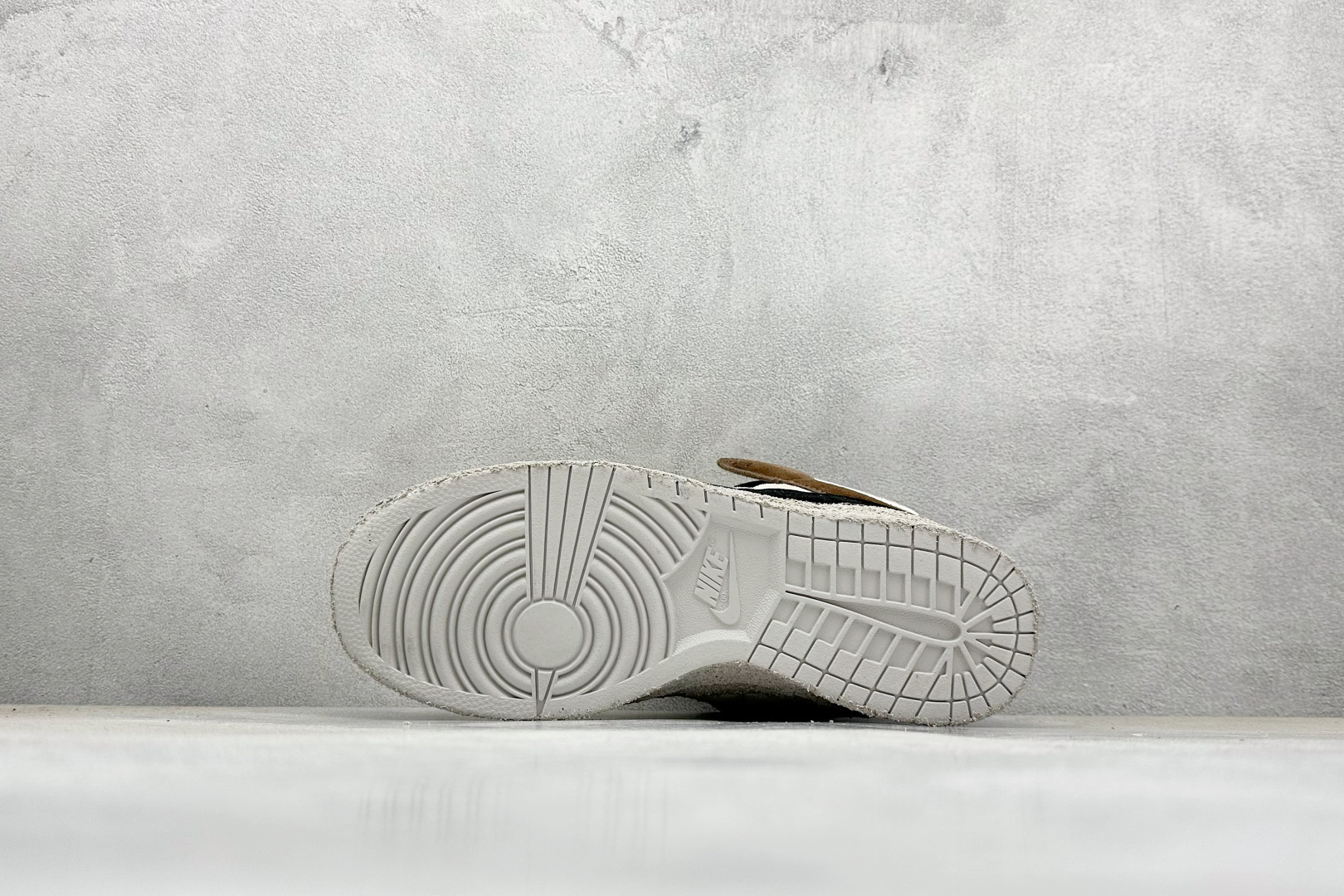 图片[4]-CPFM x Nk Dunk Low 联名款 阴阳太极 SB低帮休闲运动滑板板鞋 #鞋身整体由绒面革材质拼接组成，依靠菱形绗缝工艺将鞋面呈现几何拼接图案。中底位置饰以大面积的苔藓元素，让「面包鞋」造型更为夸张。 货号：DM0430-200 尺码：36 36.5 37.5 38 38.5 39 40 40.5 41 42 42.5 43 44 44.5 45 46 47-选品中心