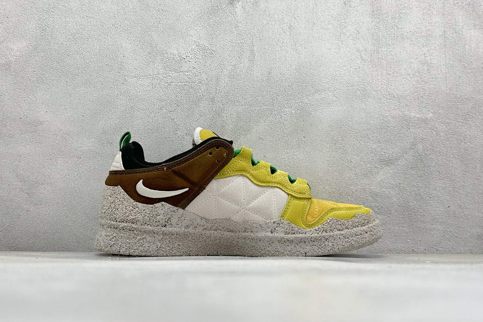 图片[2]-CPFM x Nk Dunk Low 联名款 阴阳太极 SB低帮休闲运动滑板板鞋 #鞋身整体由绒面革材质拼接组成，依靠菱形绗缝工艺将鞋面呈现几何拼接图案。中底位置饰以大面积的苔藓元素，让「面包鞋」造型更为夸张。 货号：DM0430-200 尺码：36 36.5 37.5 38 38.5 39 40 40.5 41 42 42.5 43 44 44.5 45 46 47-选品中心