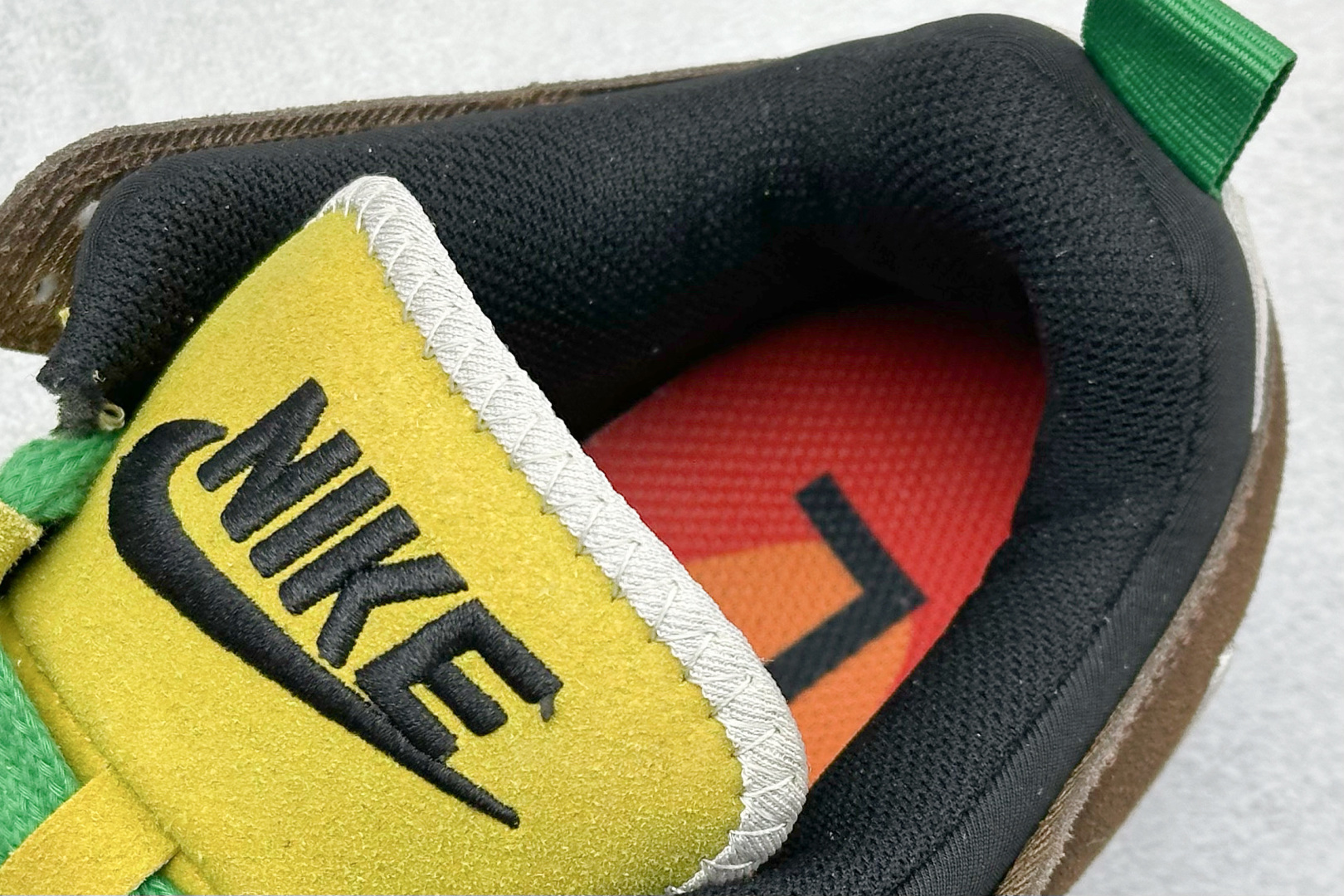 图片[8]-CPFM x Nk Dunk Low 联名款 阴阳太极 SB低帮休闲运动滑板板鞋 #鞋身整体由绒面革材质拼接组成，依靠菱形绗缝工艺将鞋面呈现几何拼接图案。中底位置饰以大面积的苔藓元素，让「面包鞋」造型更为夸张。 货号：DM0430-200 尺码：36 36.5 37.5 38 38.5 39 40 40.5 41 42 42.5 43 44 44.5 45 46 47-选品中心