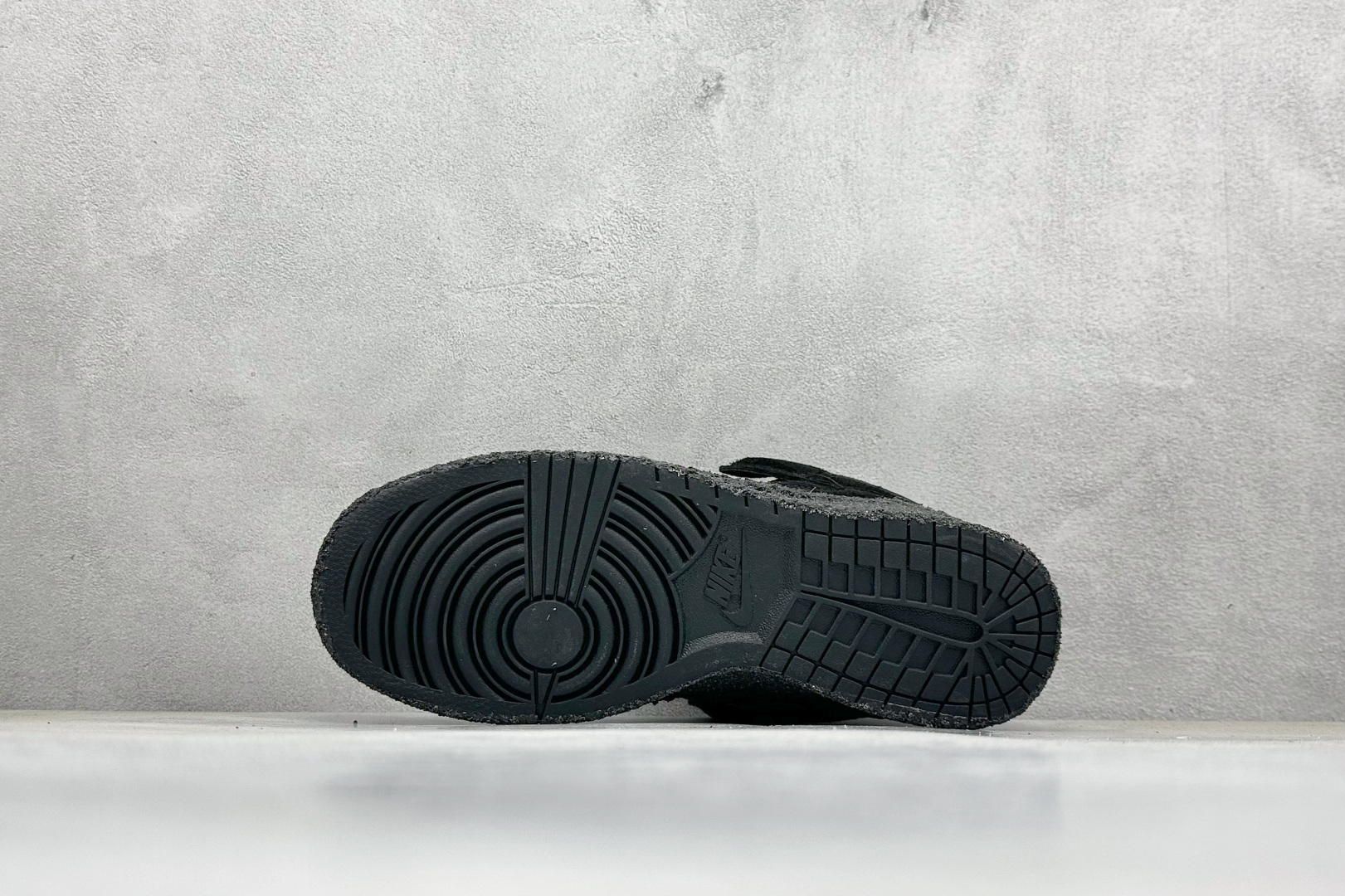 图片[4]-CPFM x Nk Dunk Low 联名款 阴阳太极 SB低帮休闲运动滑板板鞋 #鞋身整体由绒面革材质拼接组成，依靠菱形绗缝工艺将鞋面呈现几何拼接图案。中底位置饰以大面积的苔藓元素，让「面包鞋」造型更为夸张。 货号：DM0430-009 尺码：36 36.5 37.5 38 38.5 39 40 40.5 41 42 42.5 43 44 44.5 45 46 47-选品中心