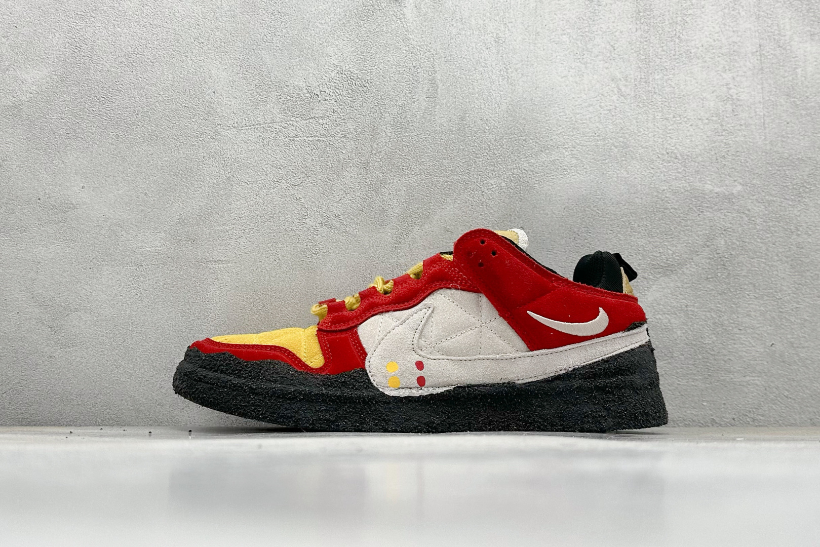 CPFM x Nk Dunk Low 联名款 阴阳太极 SB低帮休闲运动滑板板鞋 #鞋身整体由绒面革材质拼接组成，依靠菱形绗缝工艺将鞋面呈现几何拼接图案。中底位置饰以大面积的苔藓元素，让「面包鞋」造型更为夸张。 货号：DM0430-600 尺码：36 36.5 37.5 38 38.5 39 40 40.5 41 42 42.5 43 44 44.5 45 46 47-选品中心