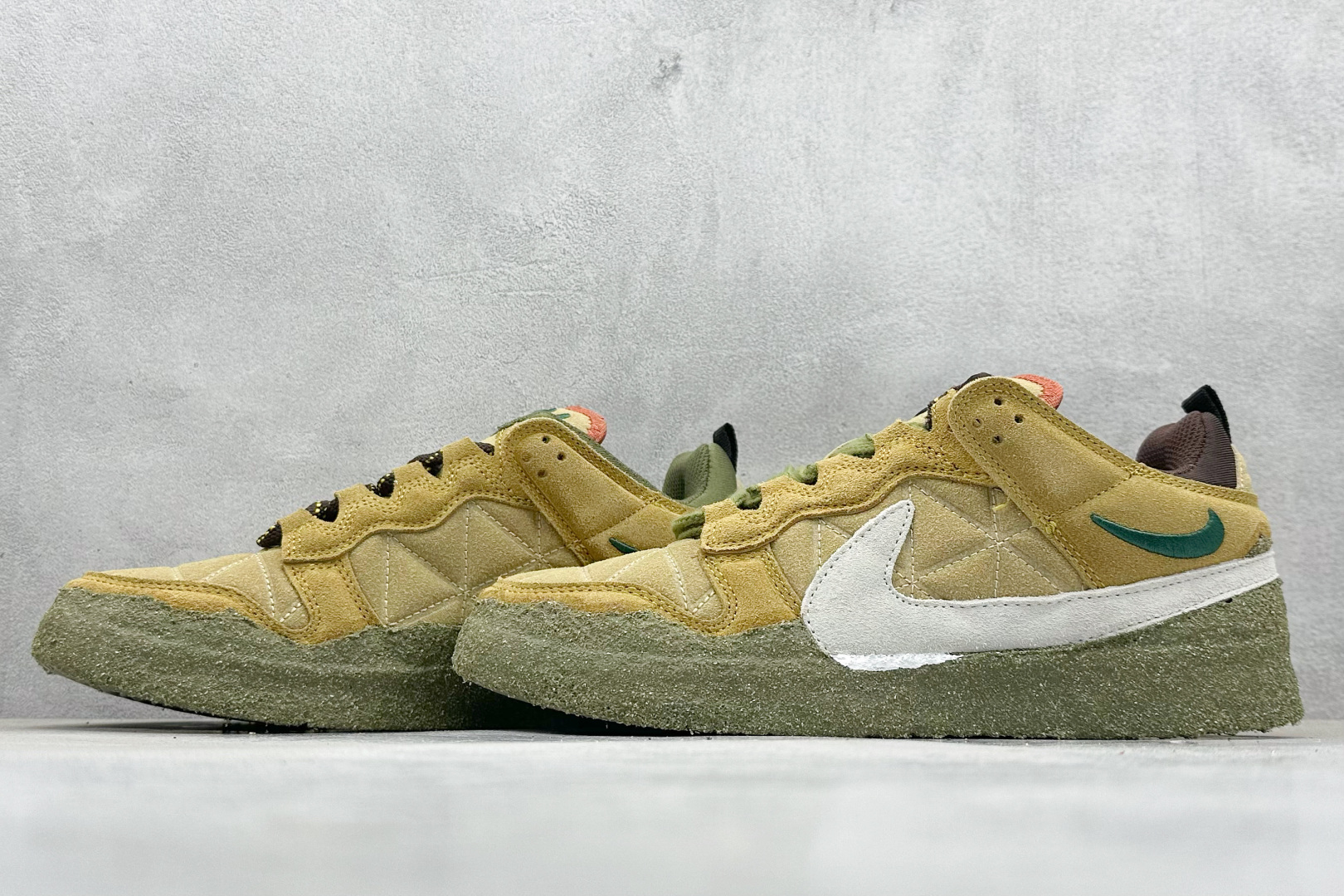 图片[5]-CPFM x Nk Dunk Low 联名款 阴阳太极 SB低帮休闲运动滑板板鞋 #鞋身整体由绒面革材质拼接组成，依靠菱形绗缝工艺将鞋面呈现几何拼接图案。中底位置饰以大面积的苔藓元素，让「面包鞋」造型更为夸张。 货号：DM0430-700 尺码：36 36.5 37.5 38 38.5 39 40 40.5 41 42 42.5 43 44 44.5 45 46 47-选品中心