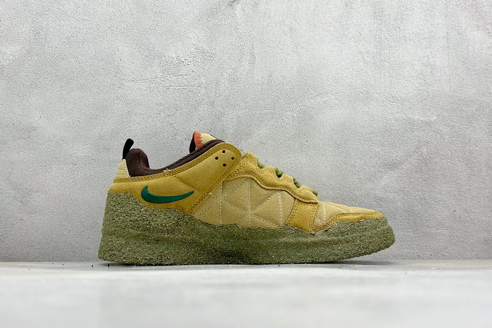 图片[2]-CPFM x Nk Dunk Low 联名款 阴阳太极 SB低帮休闲运动滑板板鞋 #鞋身整体由绒面革材质拼接组成，依靠菱形绗缝工艺将鞋面呈现几何拼接图案。中底位置饰以大面积的苔藓元素，让「面包鞋」造型更为夸张。 货号：DM0430-700 尺码：36 36.5 37.5 38 38.5 39 40 40.5 41 42 42.5 43 44 44.5 45 46 47-选品中心