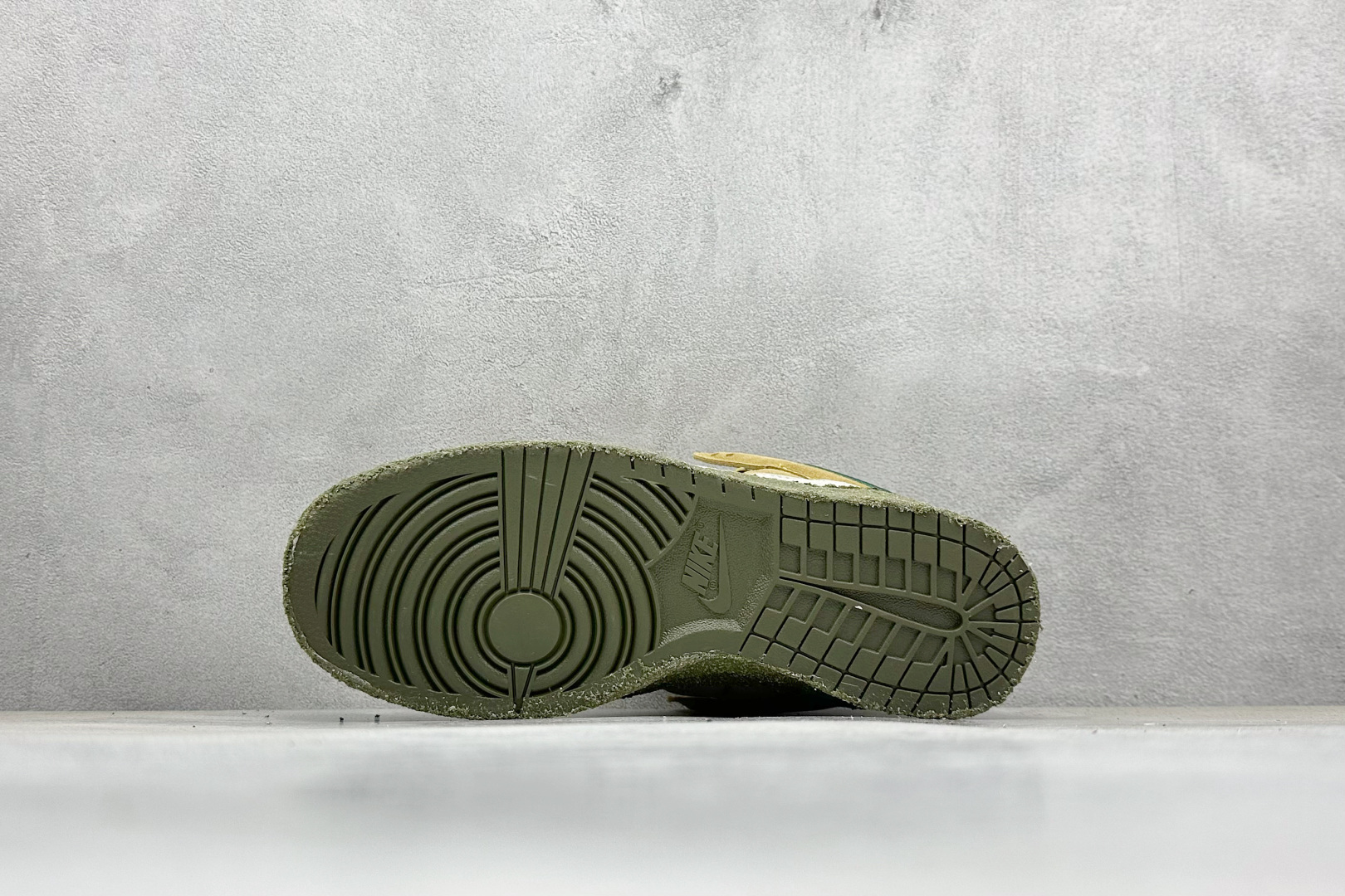 图片[4]-CPFM x Nk Dunk Low 联名款 阴阳太极 SB低帮休闲运动滑板板鞋 #鞋身整体由绒面革材质拼接组成，依靠菱形绗缝工艺将鞋面呈现几何拼接图案。中底位置饰以大面积的苔藓元素，让「面包鞋」造型更为夸张。 货号：DM0430-700 尺码：36 36.5 37.5 38 38.5 39 40 40.5 41 42 42.5 43 44 44.5 45 46 47-选品中心