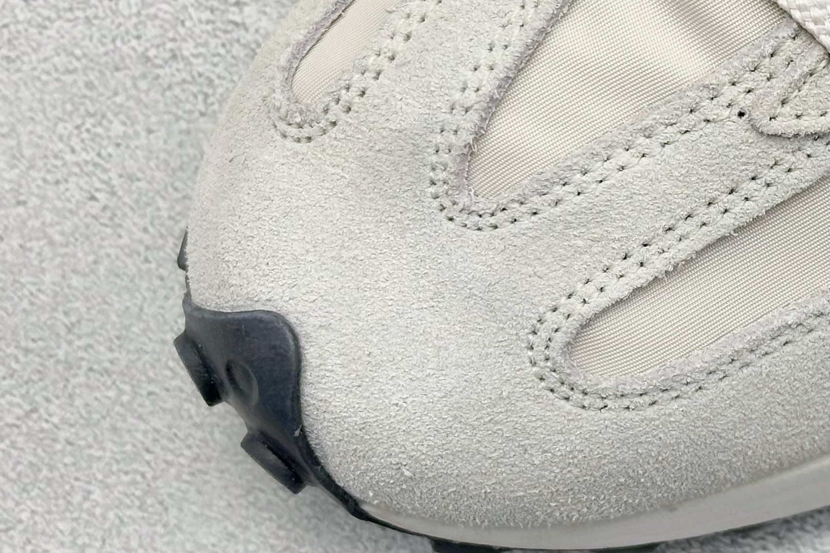 图片[7]-New Balance MS327公司级系列 复古休闲运动慢跑鞋 全新 New Balance 327 系列，以更纯粹的复古风格设计打造的全新造型。侧身还以解构设计，将 N 字标志以做旧压花样式呈现，样式别具新意。而麂皮、冲孔皮革的塑造，则呈现出高级怀旧气质，也让鞋款在奢华时装风格与运动氛围之间达到了平衡 货号：U327EE 尺码：36-45-选品中心