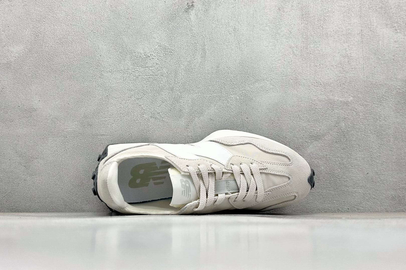 图片[3]-New Balance MS327公司级系列 复古休闲运动慢跑鞋 全新 New Balance 327 系列，以更纯粹的复古风格设计打造的全新造型。侧身还以解构设计，将 N 字标志以做旧压花样式呈现，样式别具新意。而麂皮、冲孔皮革的塑造，则呈现出高级怀旧气质，也让鞋款在奢华时装风格与运动氛围之间达到了平衡 货号：U327EE 尺码：36-45-选品中心