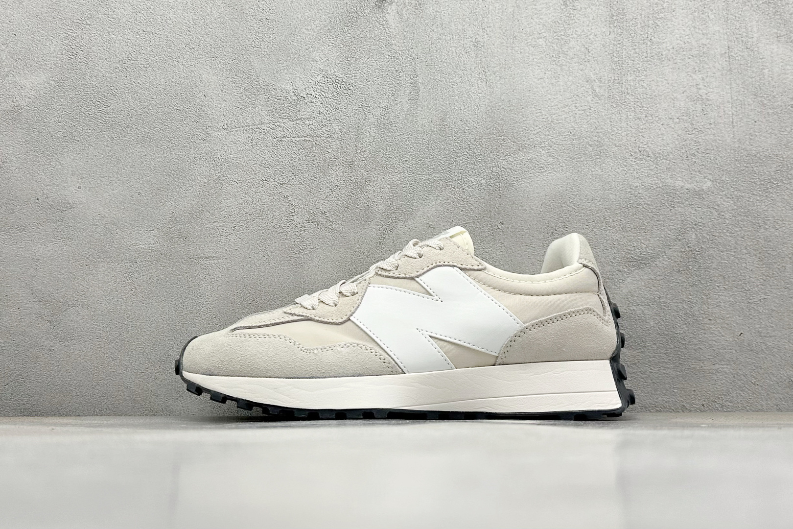 New Balance MS327公司级系列 复古休闲运动慢跑鞋 全新 New Balance 327 系列，以更纯粹的复古风格设计打造的全新造型。侧身还以解构设计，将 N 字标志以做旧压花样式呈现，样式别具新意。而麂皮、冲孔皮革的塑造，则呈现出高级怀旧气质，也让鞋款在奢华时装风格与运动氛围之间达到了平衡 货号：U327EE 尺码：36-45-选品中心