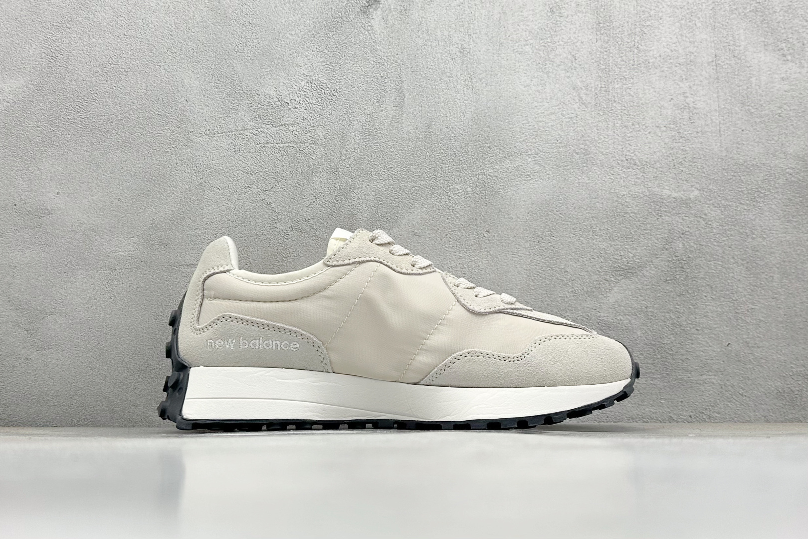 图片[2]-New Balance MS327公司级系列 复古休闲运动慢跑鞋 全新 New Balance 327 系列，以更纯粹的复古风格设计打造的全新造型。侧身还以解构设计，将 N 字标志以做旧压花样式呈现，样式别具新意。而麂皮、冲孔皮革的塑造，则呈现出高级怀旧气质，也让鞋款在奢华时装风格与运动氛围之间达到了平衡 货号：U327EE 尺码：36-45-选品中心