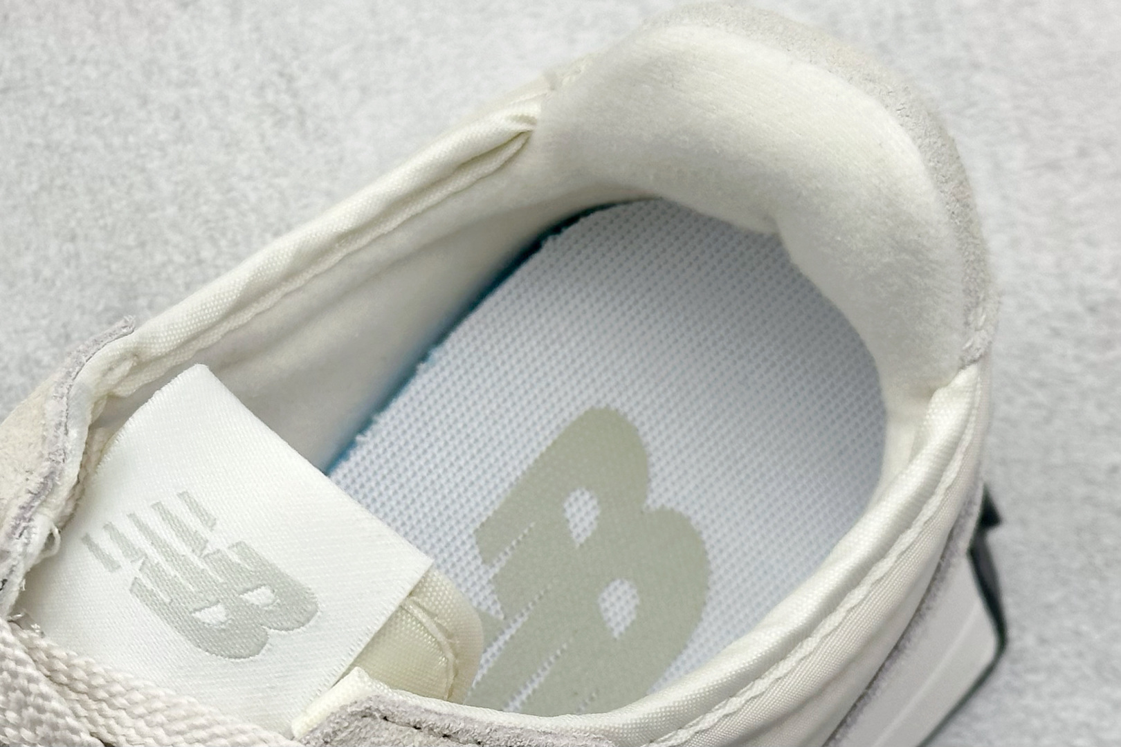 图片[8]-New Balance MS327公司级系列 复古休闲运动慢跑鞋 全新 New Balance 327 系列，以更纯粹的复古风格设计打造的全新造型。侧身还以解构设计，将 N 字标志以做旧压花样式呈现，样式别具新意。而麂皮、冲孔皮革的塑造，则呈现出高级怀旧气质，也让鞋款在奢华时装风格与运动氛围之间达到了平衡 货号：U327EE 尺码：36-45-选品中心