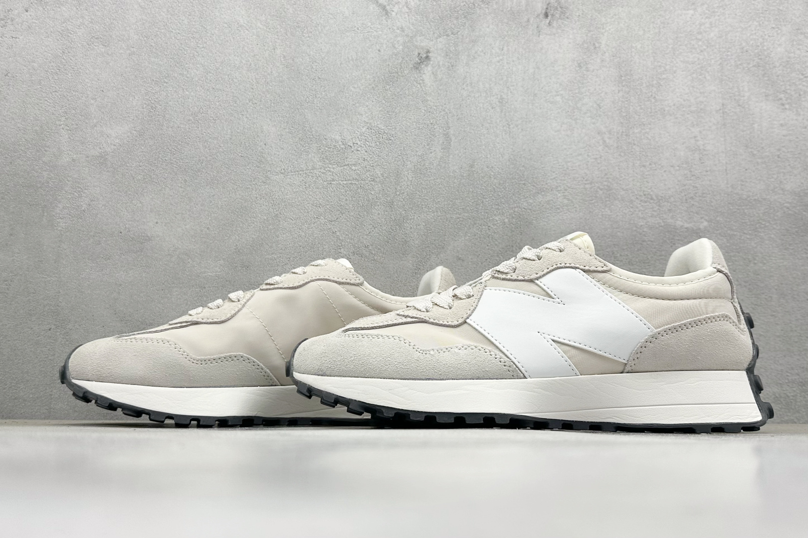 图片[5]-New Balance MS327公司级系列 复古休闲运动慢跑鞋 全新 New Balance 327 系列，以更纯粹的复古风格设计打造的全新造型。侧身还以解构设计，将 N 字标志以做旧压花样式呈现，样式别具新意。而麂皮、冲孔皮革的塑造，则呈现出高级怀旧气质，也让鞋款在奢华时装风格与运动氛围之间达到了平衡 货号：U327EE 尺码：36-45-选品中心