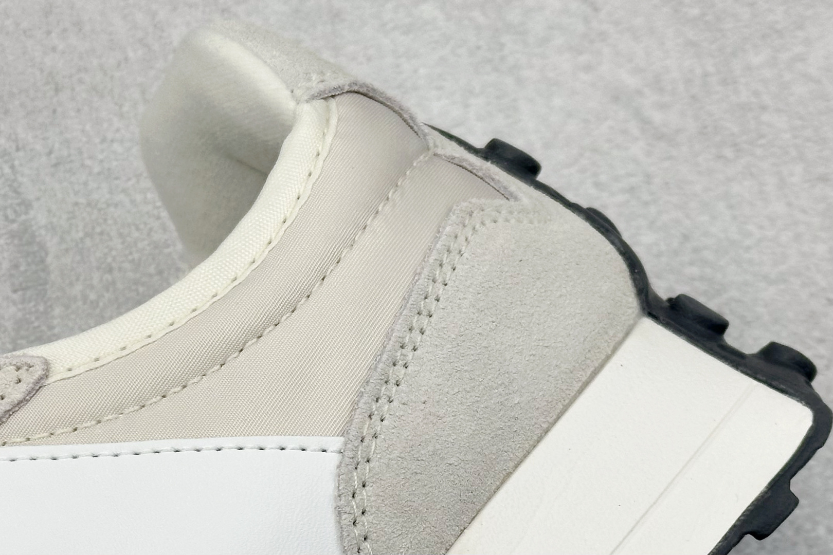 图片[9]-New Balance MS327公司级系列 复古休闲运动慢跑鞋 全新 New Balance 327 系列，以更纯粹的复古风格设计打造的全新造型。侧身还以解构设计，将 N 字标志以做旧压花样式呈现，样式别具新意。而麂皮、冲孔皮革的塑造，则呈现出高级怀旧气质，也让鞋款在奢华时装风格与运动氛围之间达到了平衡 货号：U327EE 尺码：36-45-选品中心