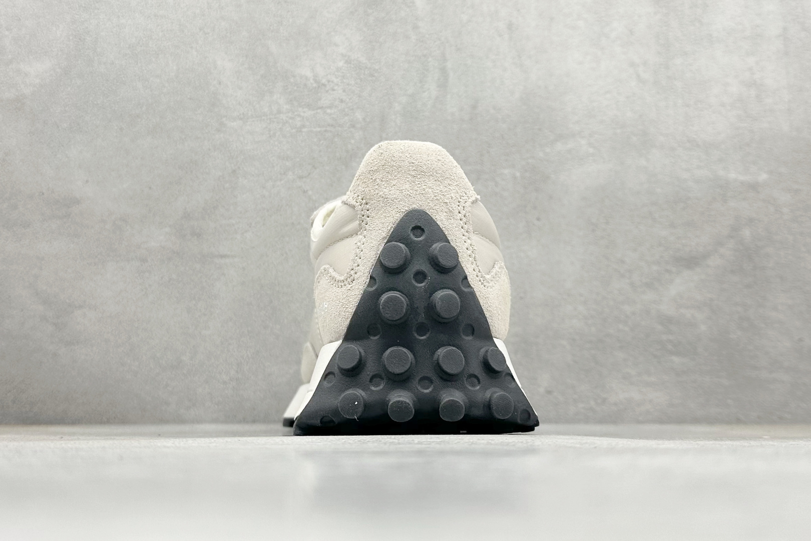 图片[6]-New Balance MS327公司级系列 复古休闲运动慢跑鞋 全新 New Balance 327 系列，以更纯粹的复古风格设计打造的全新造型。侧身还以解构设计，将 N 字标志以做旧压花样式呈现，样式别具新意。而麂皮、冲孔皮革的塑造，则呈现出高级怀旧气质，也让鞋款在奢华时装风格与运动氛围之间达到了平衡 货号：U327EE 尺码：36-45-选品中心