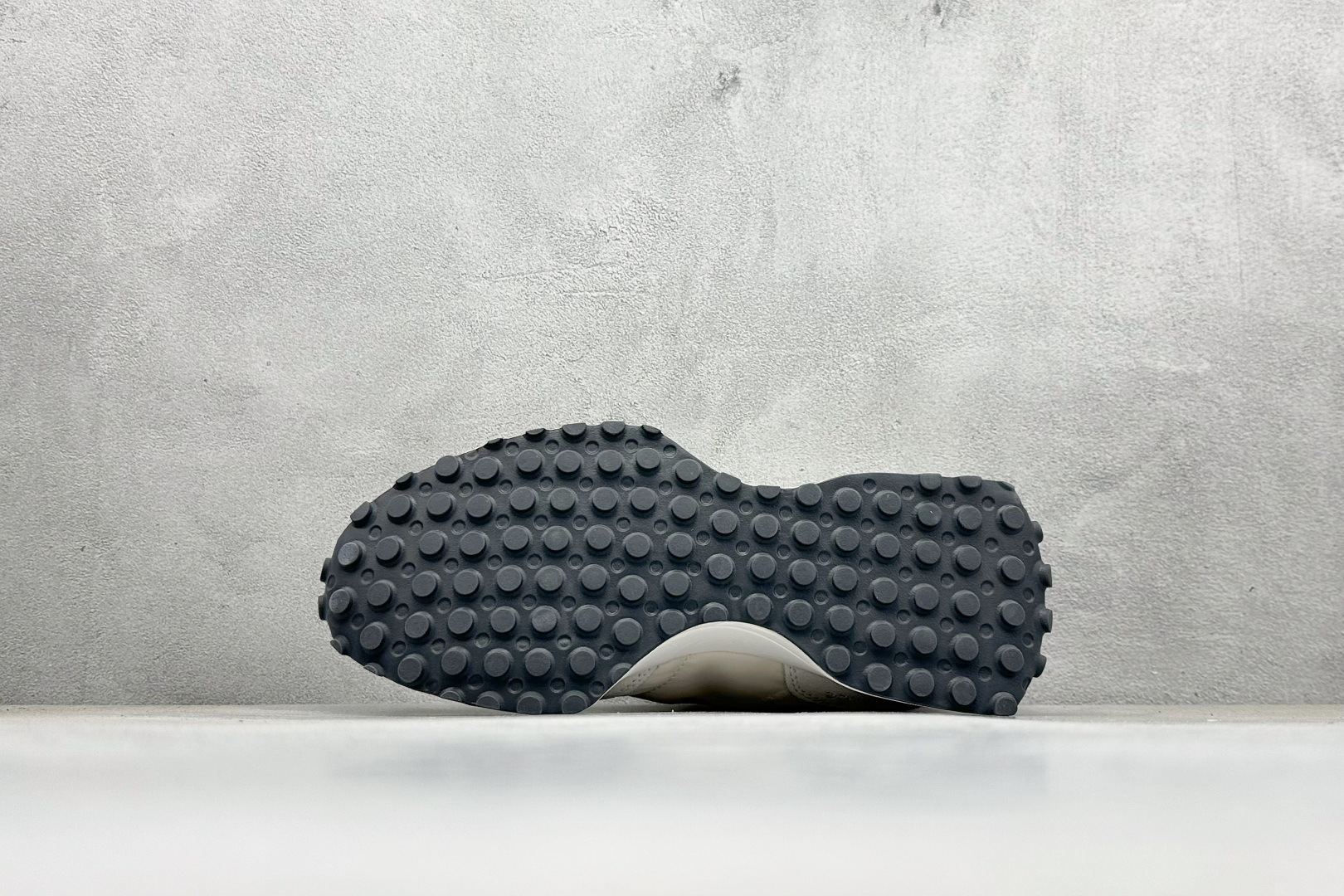 图片[4]-New Balance MS327公司级系列 复古休闲运动慢跑鞋 全新 New Balance 327 系列，以更纯粹的复古风格设计打造的全新造型。侧身还以解构设计，将 N 字标志以做旧压花样式呈现，样式别具新意。而麂皮、冲孔皮革的塑造，则呈现出高级怀旧气质，也让鞋款在奢华时装风格与运动氛围之间达到了平衡 货号：U327EE 尺码：36-45-选品中心