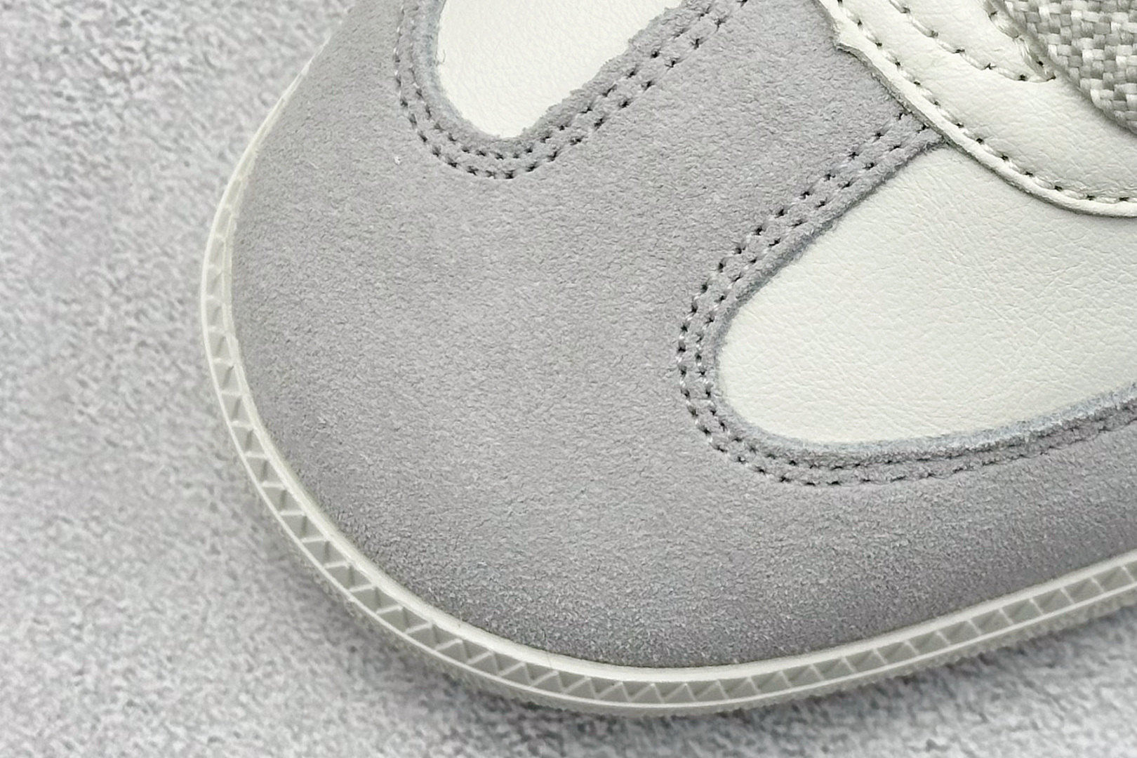 图片[7]-adidas originals Samba OG x DIOR 桑巴舞系列复古经典轻便板鞋 此款以简约大方的造型设计 给人以随性休闲的时尚格调 穿着舒适轻便，运动灵活自如 满足日常个性穿搭 货号：GJ75808 尺码：36 36.5 37 38 38.5 39 40 40.5 41 42 42.5 43 44 44.5 45-选品中心