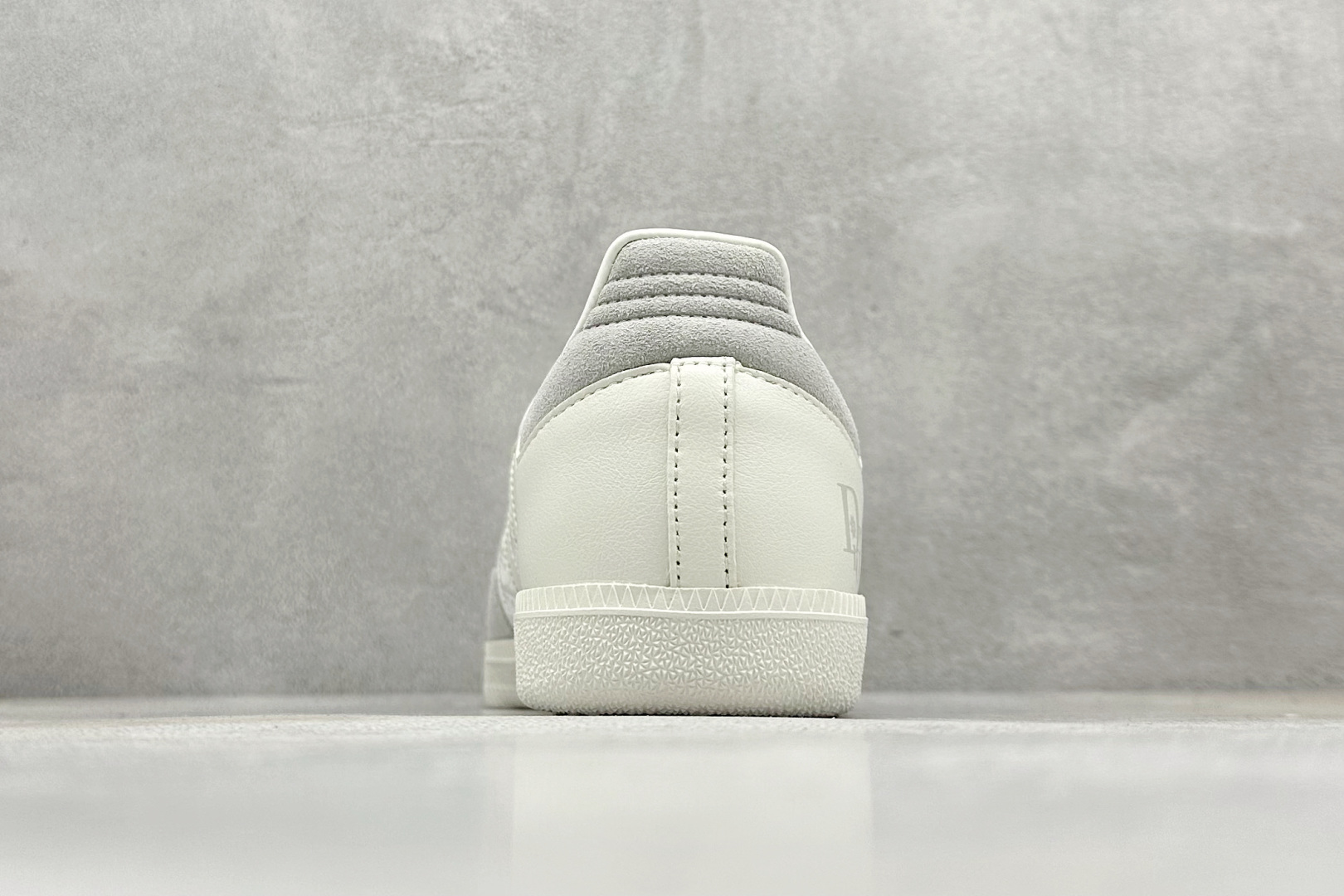 图片[6]-adidas originals Samba OG x DIOR 桑巴舞系列复古经典轻便板鞋 此款以简约大方的造型设计 给人以随性休闲的时尚格调 穿着舒适轻便，运动灵活自如 满足日常个性穿搭 货号：GJ75808 尺码：36 36.5 37 38 38.5 39 40 40.5 41 42 42.5 43 44 44.5 45-选品中心