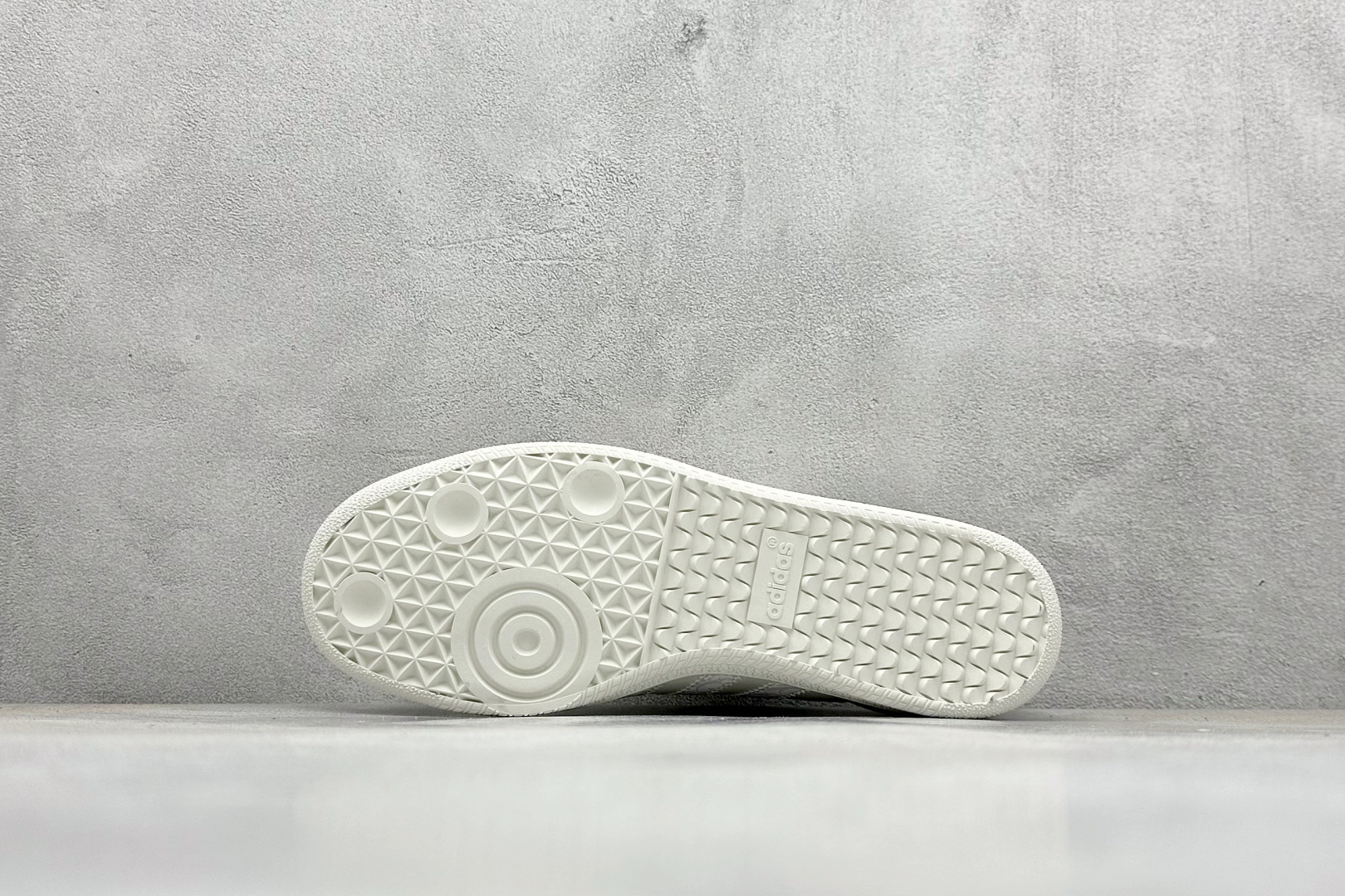 图片[4]-adidas originals Samba OG x DIOR 桑巴舞系列复古经典轻便板鞋 此款以简约大方的造型设计 给人以随性休闲的时尚格调 穿着舒适轻便，运动灵活自如 满足日常个性穿搭 货号：GJ75808 尺码：36 36.5 37 38 38.5 39 40 40.5 41 42 42.5 43 44 44.5 45-选品中心