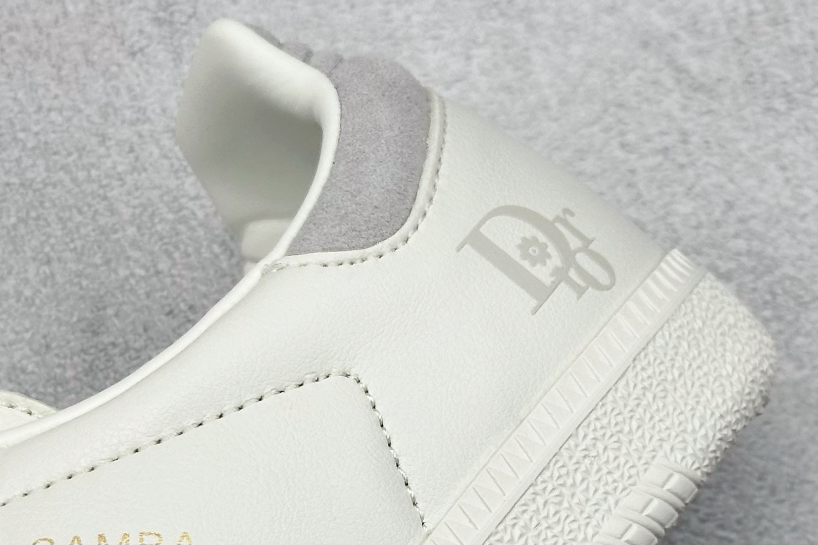 图片[9]-adidas originals Samba OG x DIOR 桑巴舞系列复古经典轻便板鞋 此款以简约大方的造型设计 给人以随性休闲的时尚格调 穿着舒适轻便，运动灵活自如 满足日常个性穿搭 货号：GJ75808 尺码：36 36.5 37 38 38.5 39 40 40.5 41 42 42.5 43 44 44.5 45-选品中心