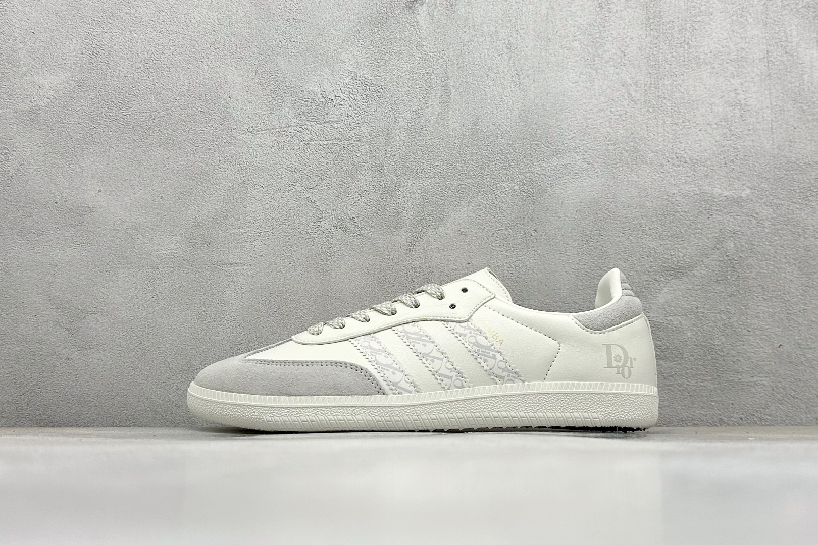 adidas originals Samba OG x DIOR 桑巴舞系列复古经典轻便板鞋 此款以简约大方的造型设计 给人以随性休闲的时尚格调 穿着舒适轻便，运动灵活自如 满足日常个性穿搭 货号：GJ75808 尺码：36 36.5 37 38 38.5 39 40 40.5 41 42 42.5 43 44 44.5 45-选品中心