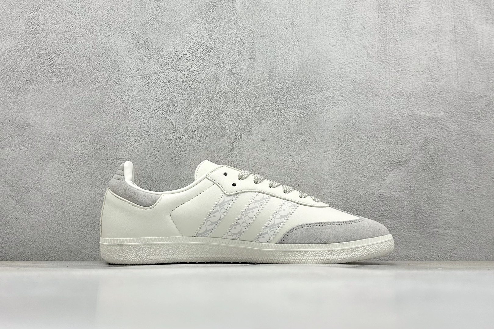 图片[2]-adidas originals Samba OG x DIOR 桑巴舞系列复古经典轻便板鞋 此款以简约大方的造型设计 给人以随性休闲的时尚格调 穿着舒适轻便，运动灵活自如 满足日常个性穿搭 货号：GJ75808 尺码：36 36.5 37 38 38.5 39 40 40.5 41 42 42.5 43 44 44.5 45-选品中心