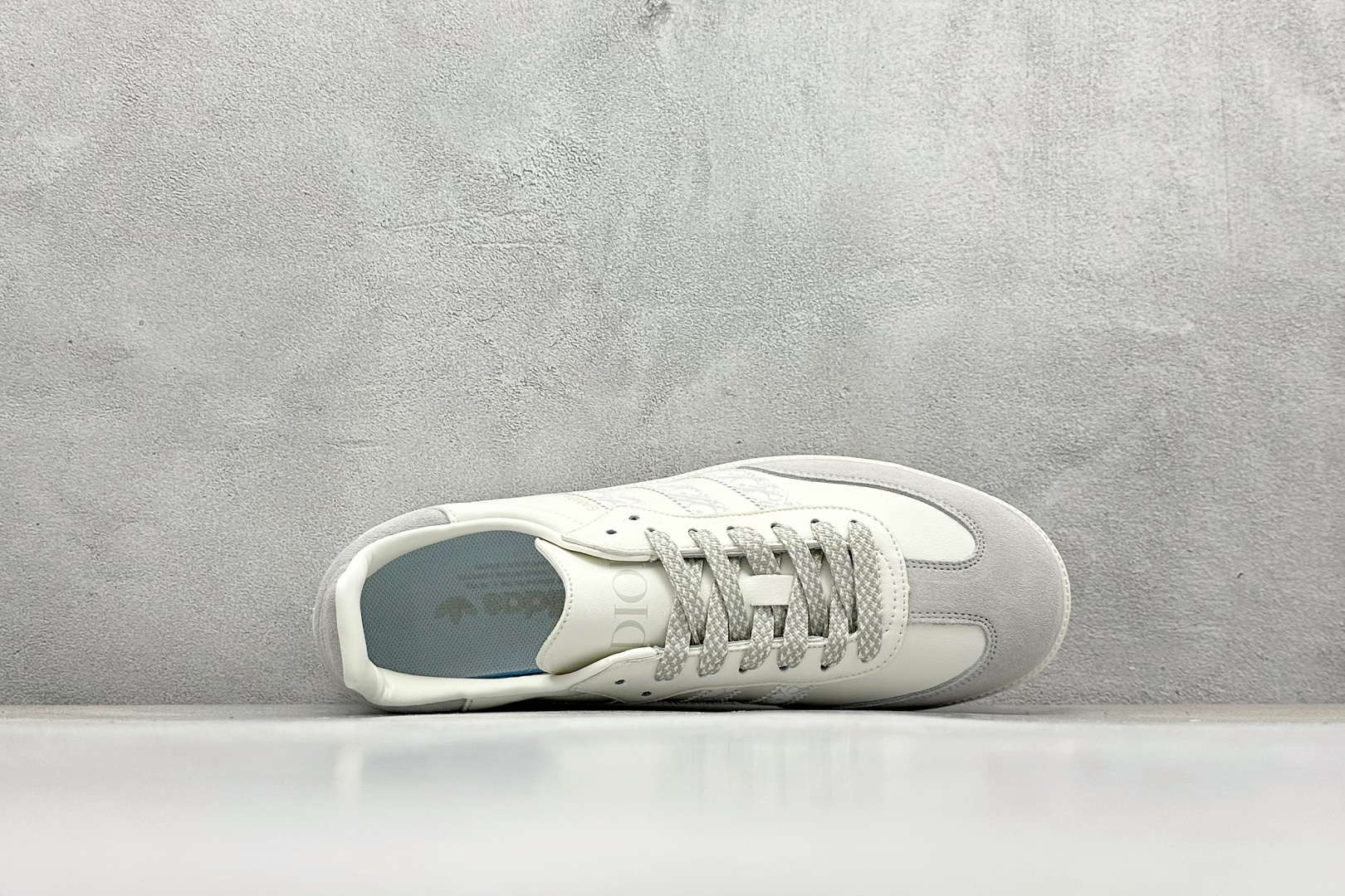 图片[3]-adidas originals Samba OG x DIOR 桑巴舞系列复古经典轻便板鞋 此款以简约大方的造型设计 给人以随性休闲的时尚格调 穿着舒适轻便，运动灵活自如 满足日常个性穿搭 货号：GJ75808 尺码：36 36.5 37 38 38.5 39 40 40.5 41 42 42.5 43 44 44.5 45-选品中心